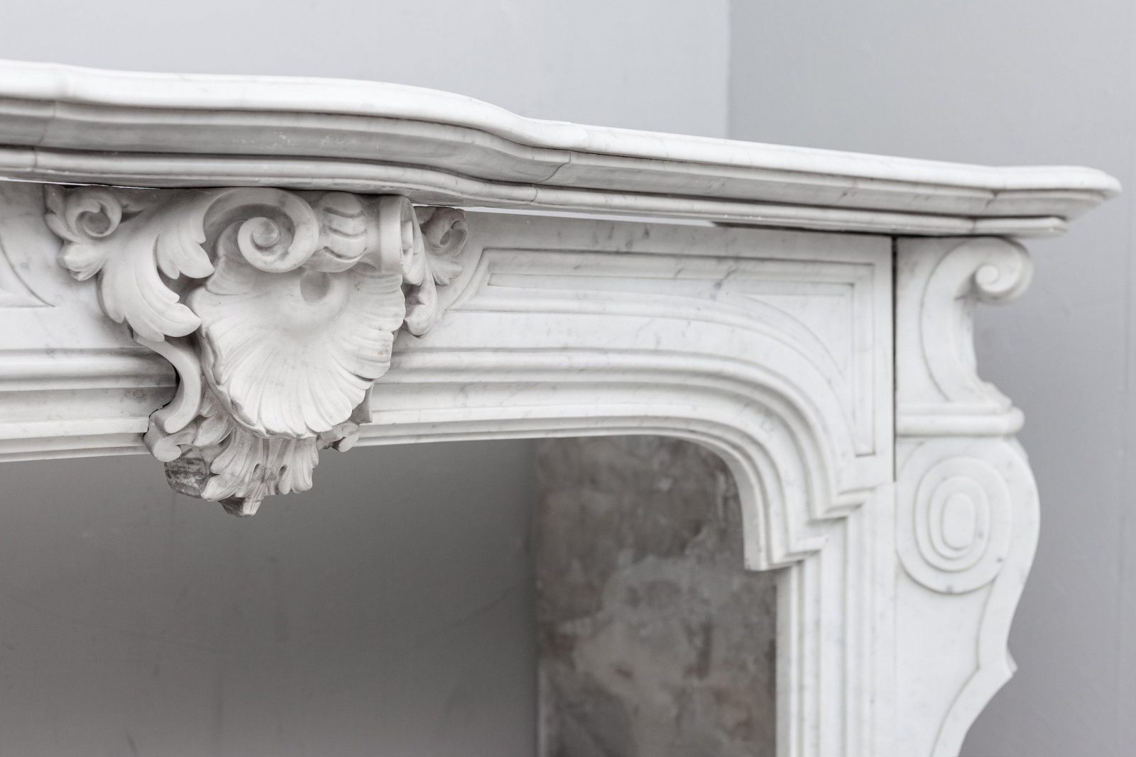 White marble, surround fireplace, white carrara marble.