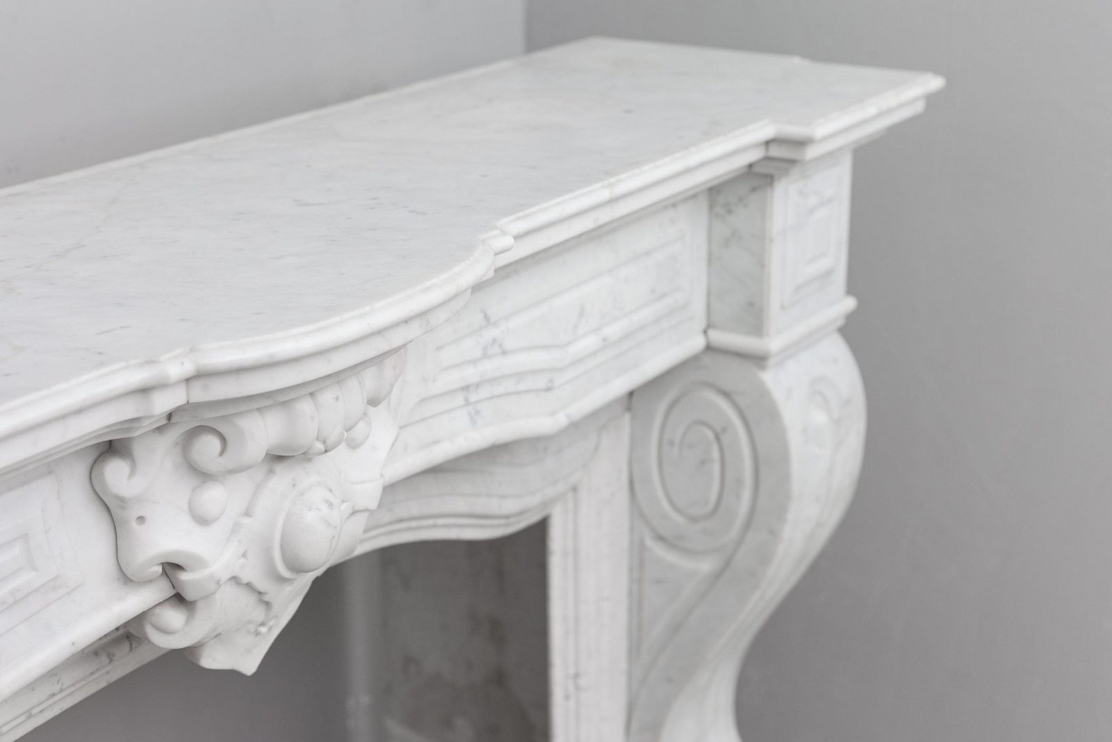 White marble, surround fireplace, white carrara marble.