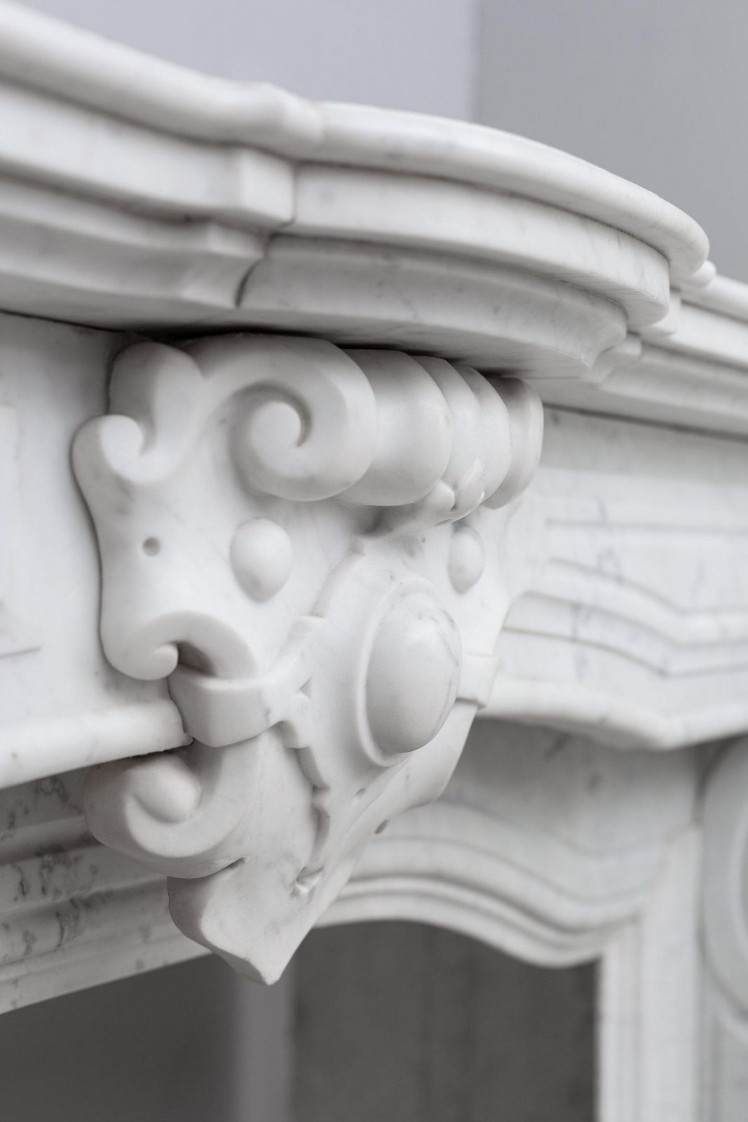 White marble, surround fireplace, white carrara marble.