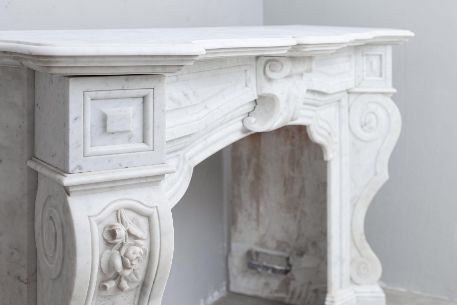 White marble, surround fireplace, white carrara marble.