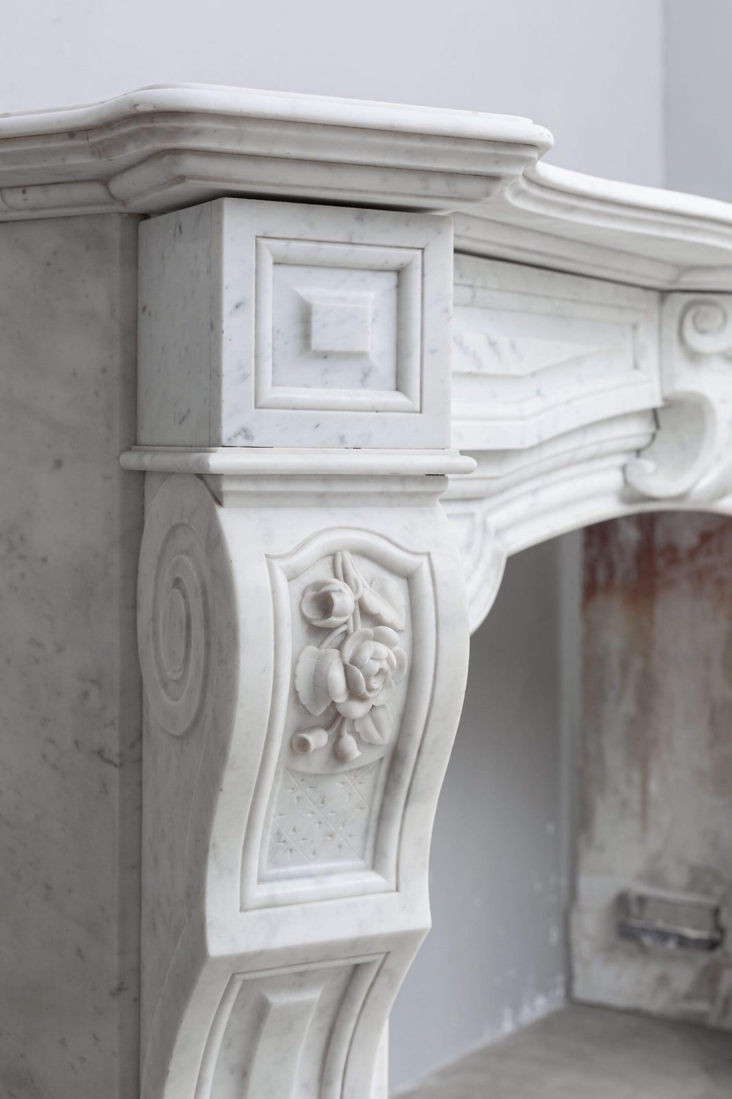 White marble, surround fireplace, white carrara marble.