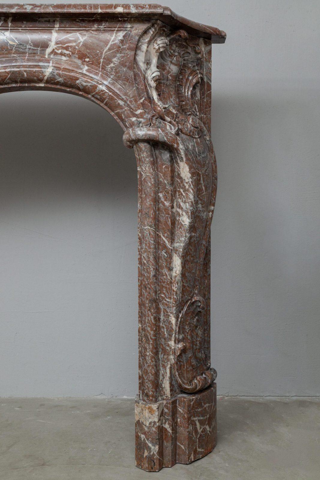 Antieke schouw rood marmer