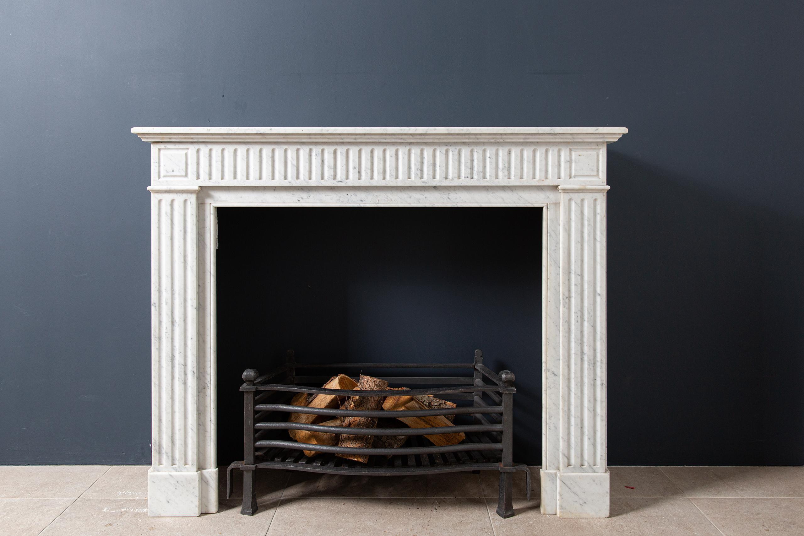 Carrara Materne witte antieke schouw