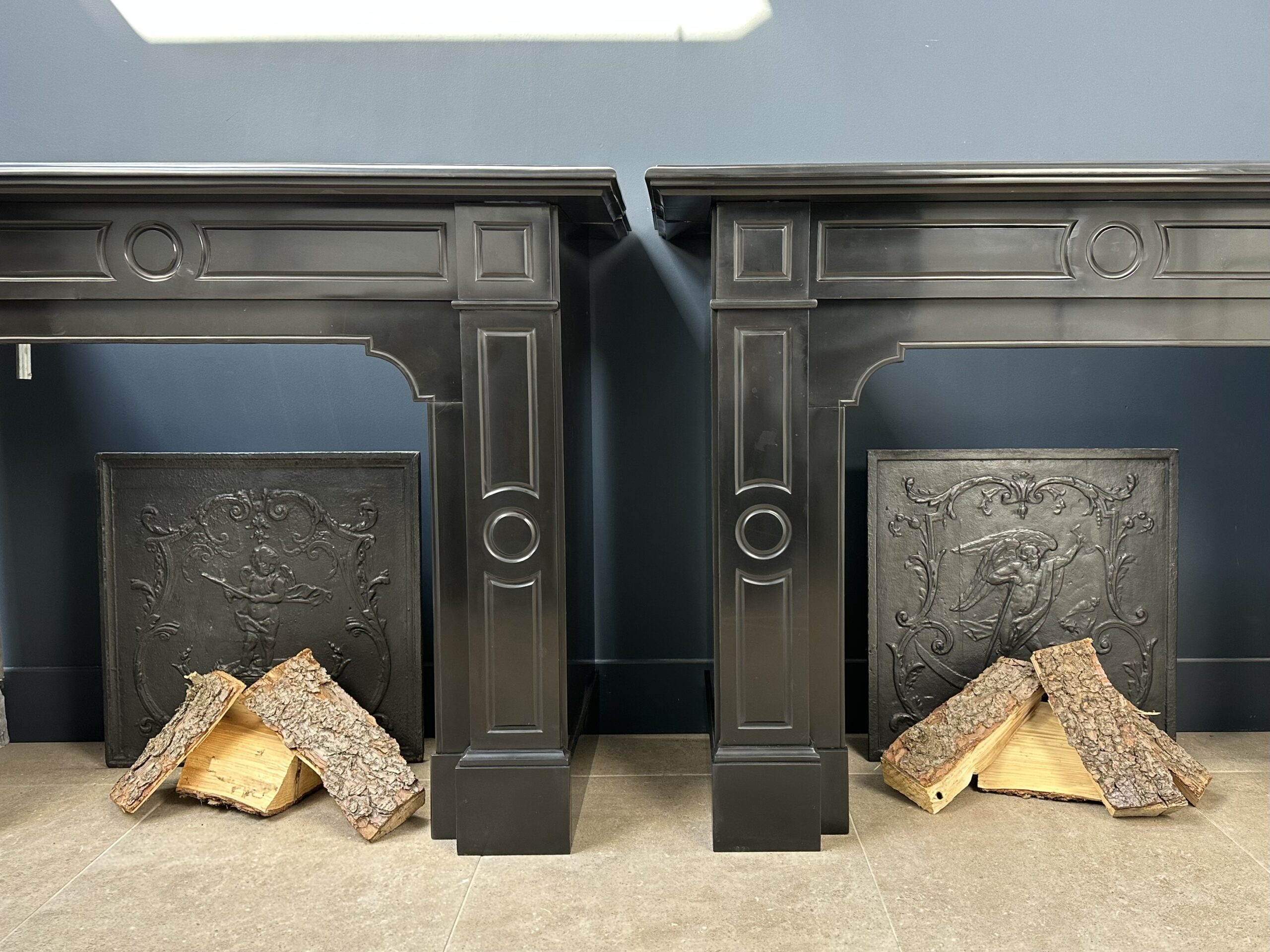 Set van twee antieke schouwen