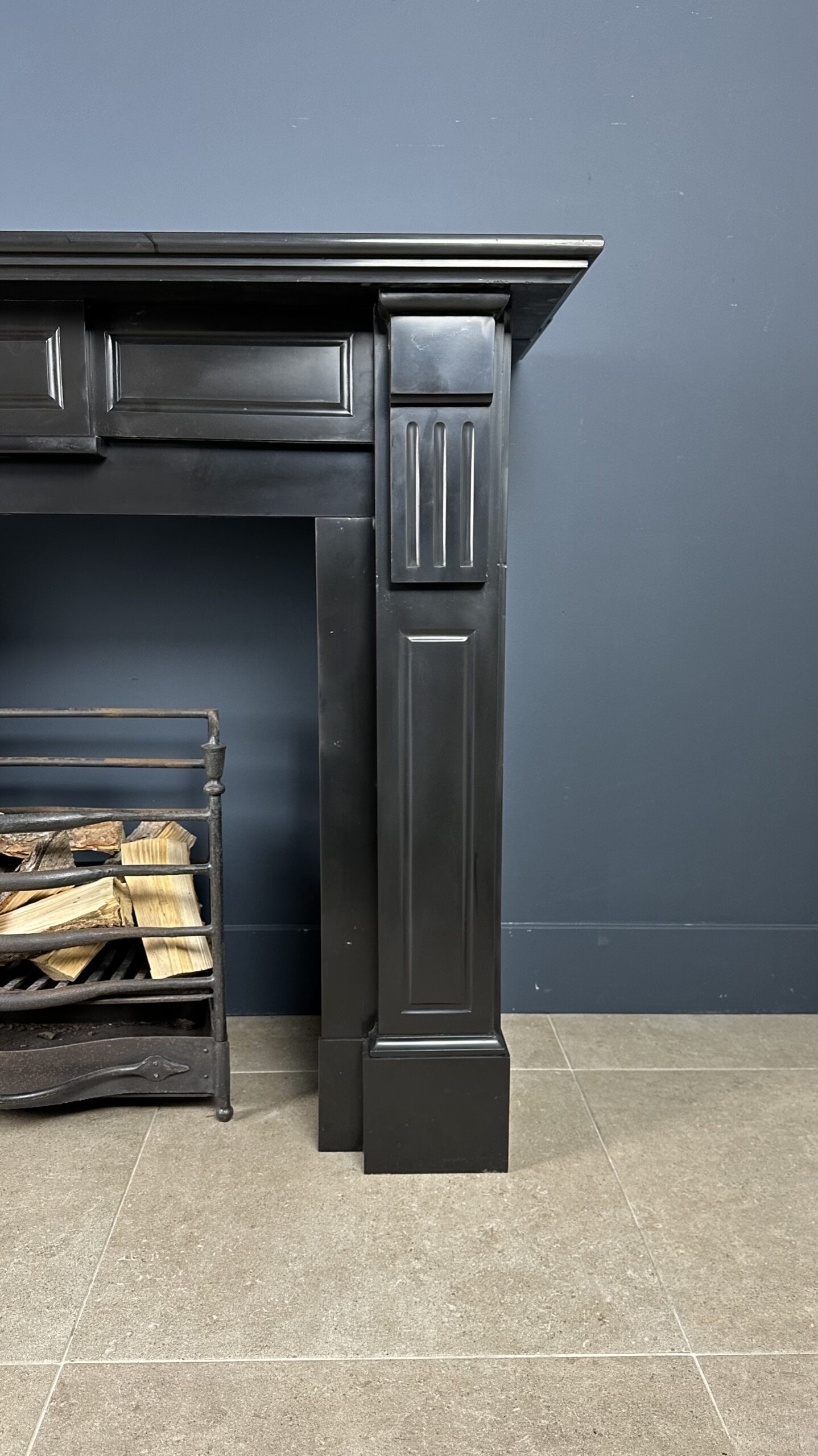 "Antieke Zwarte Omloopschouw - Noir de Mazy Marmarmer: Tijdloze elegantie voor uw interieur."