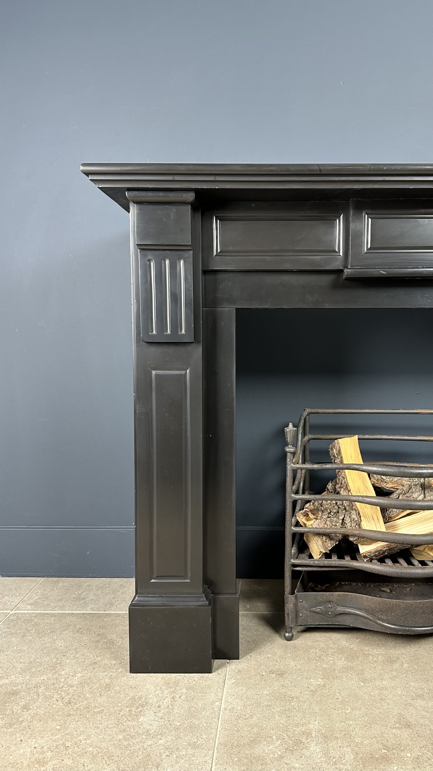 "Antieke Zwarte Omloopschouw - Noir de Mazy Marmarmer: Tijdloze elegantie voor uw interieur."