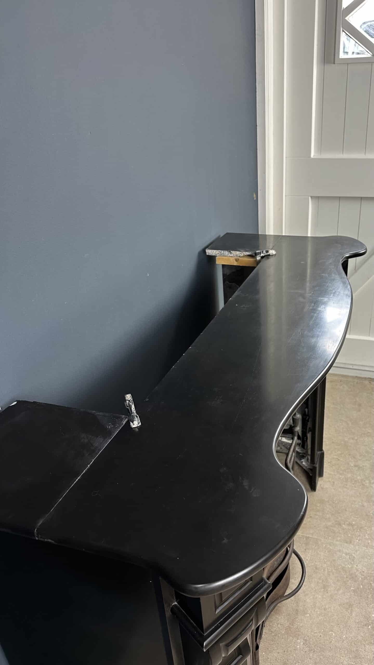 "Antieke 45-Graden Schouw met Prachtig Ornament: Een unieke en elegante toevoeging aan uw interieur, met 45-graden consoles en geschikt voor een houtkachel."