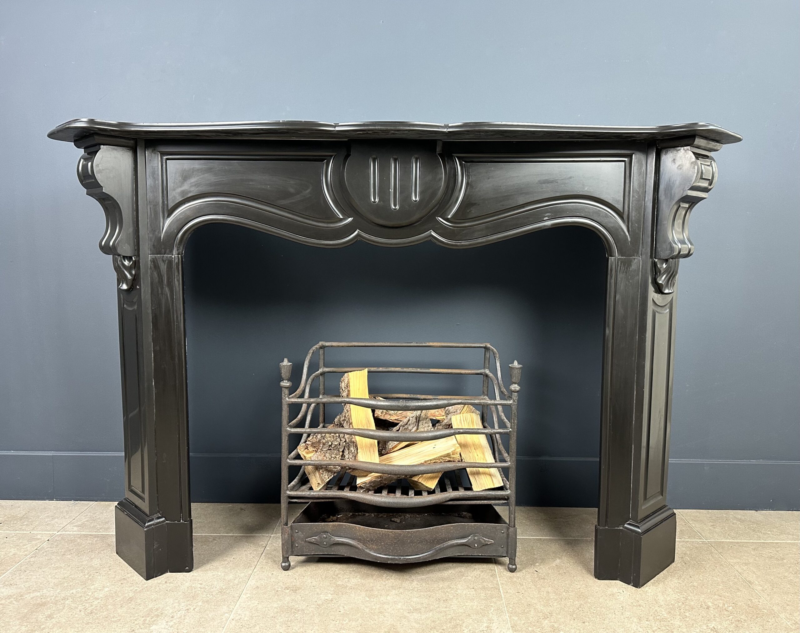 "Antieke 45-Graden Schouw met Prachtig Ornament: Een unieke en elegante toevoeging aan uw interieur, met 45-graden consoles en geschikt voor een houtkachel."