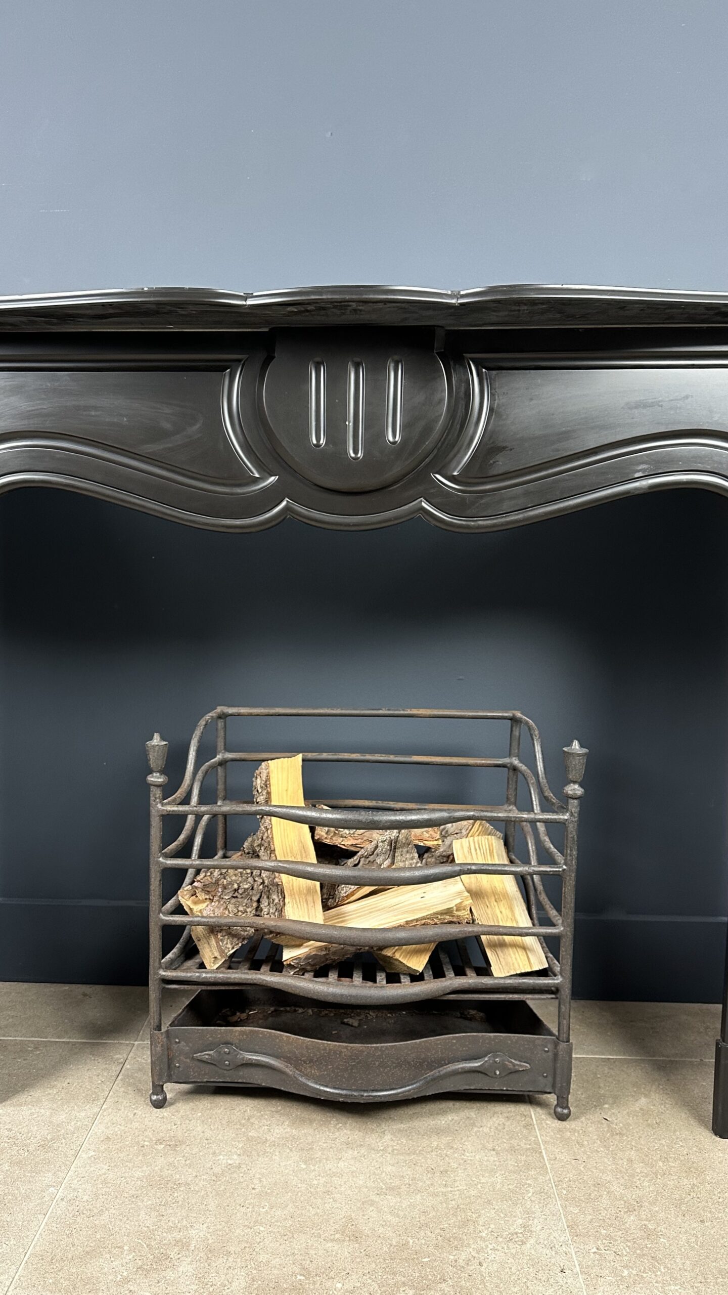 "Antieke 45-Graden Schouw met Prachtig Ornament: Een unieke en elegante toevoeging aan uw interieur, met 45-graden consoles en geschikt voor een houtkachel."
