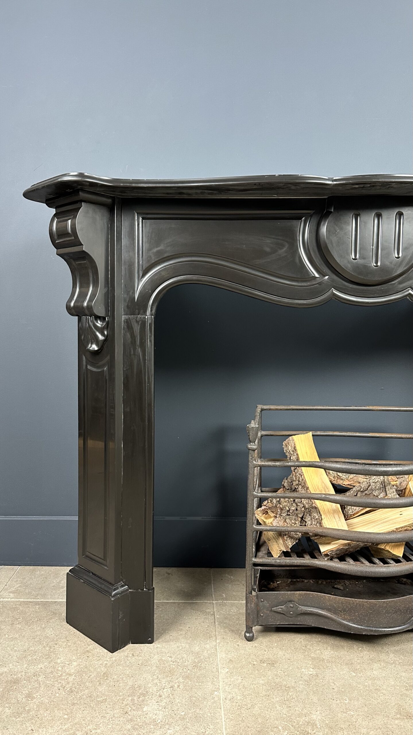 "Antieke 45-Graden Schouw met Prachtig Ornament: Een unieke en elegante toevoeging aan uw interieur, met 45-graden consoles en geschikt voor een houtkachel."