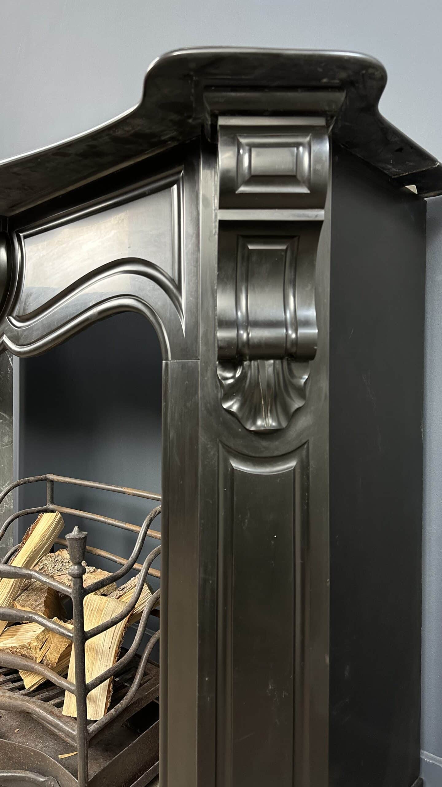 "Antieke 45-Graden Schouw met Prachtig Ornament: Een unieke en elegante toevoeging aan uw interieur, met 45-graden consoles en geschikt voor een houtkachel."