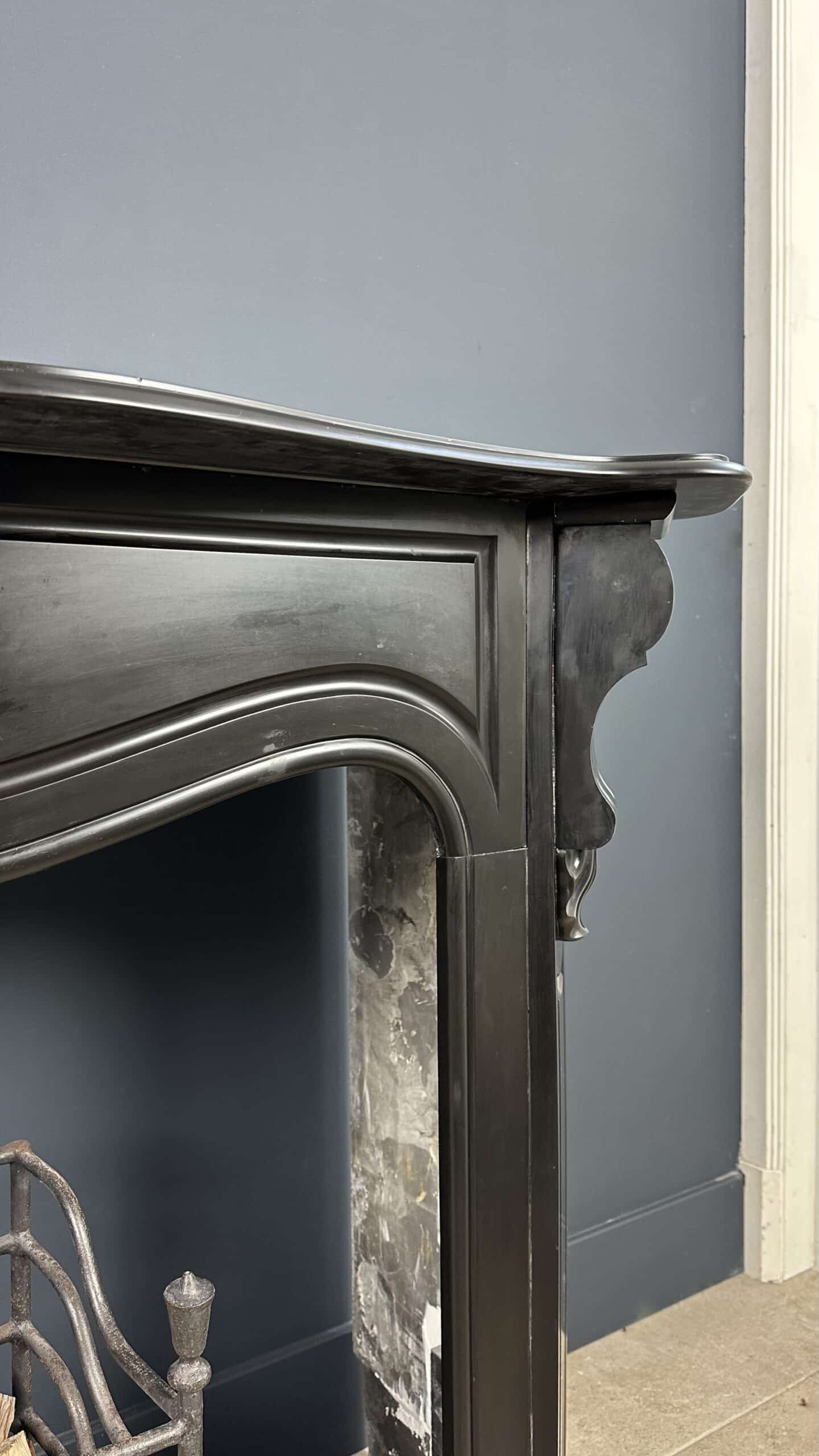 "Antieke 45-Graden Schouw met Prachtig Ornament: Een unieke en elegante toevoeging aan uw interieur, met 45-graden consoles en geschikt voor een houtkachel."