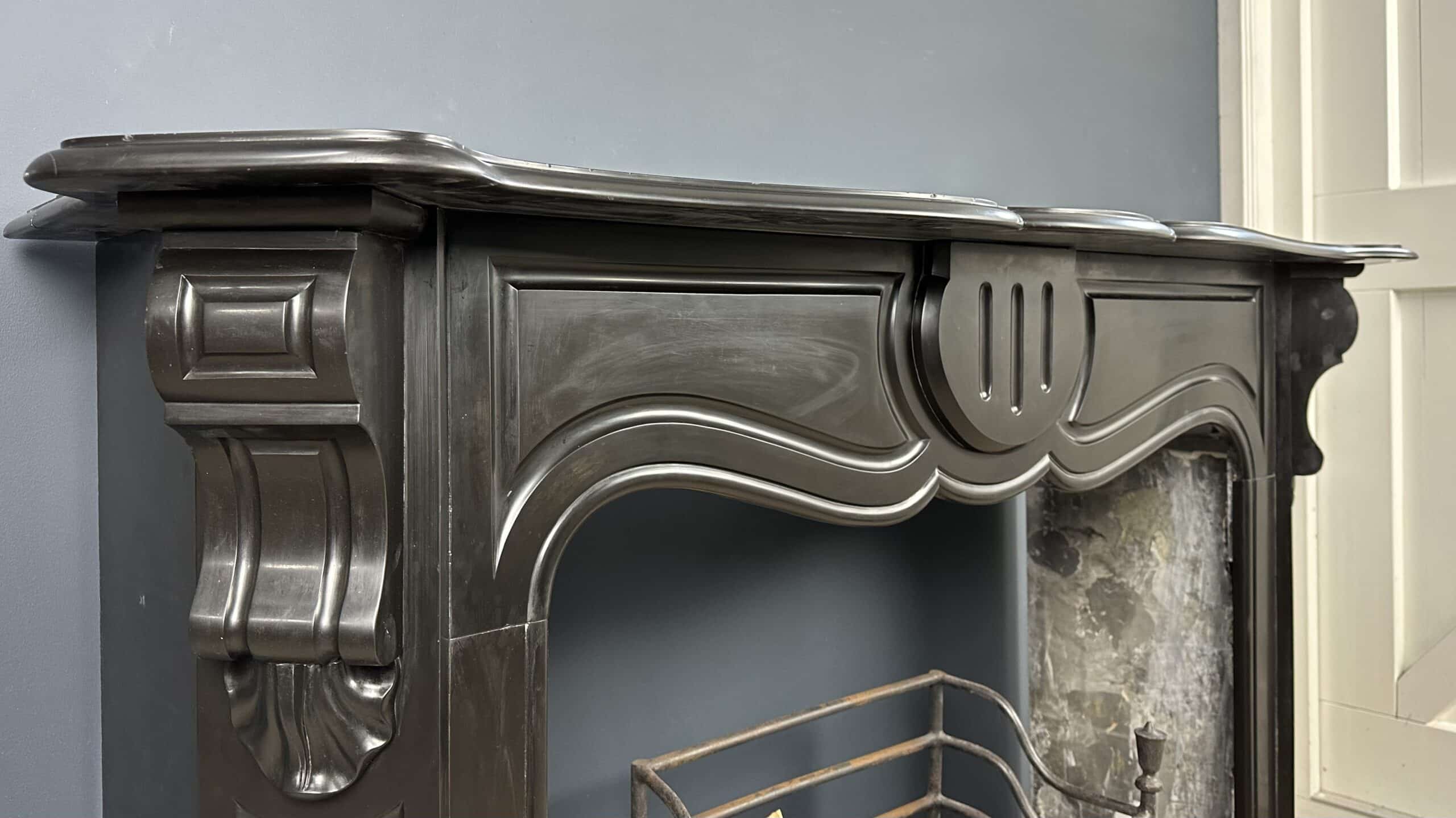 "Antieke 45-Graden Schouw met Prachtig Ornament: Een unieke en elegante toevoeging aan uw interieur, met 45-graden consoles en geschikt voor een houtkachel."