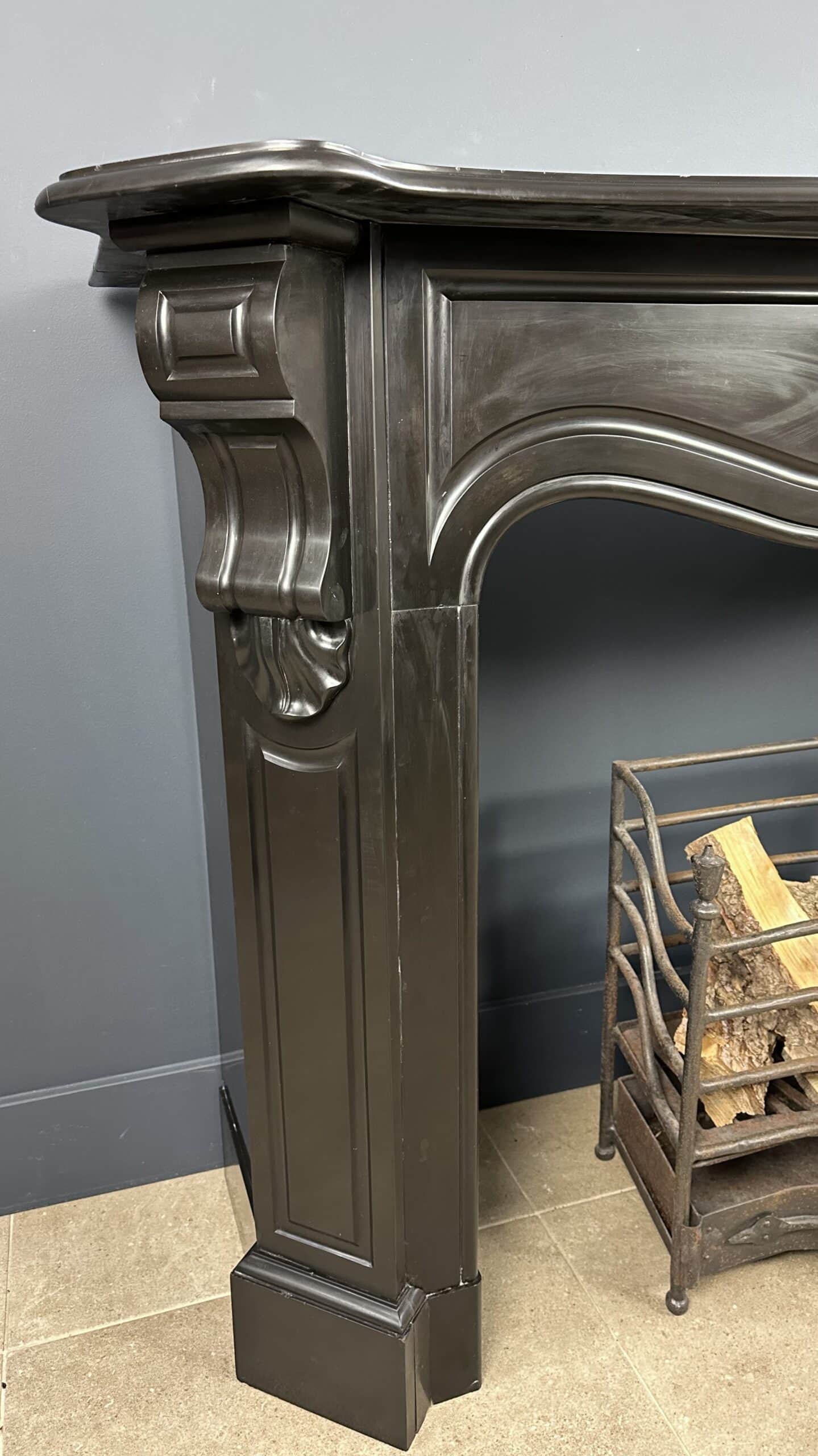 "Antieke 45-Graden Schouw met Prachtig Ornament: Een unieke en elegante toevoeging aan uw interieur, met 45-graden consoles en geschikt voor een houtkachel."
