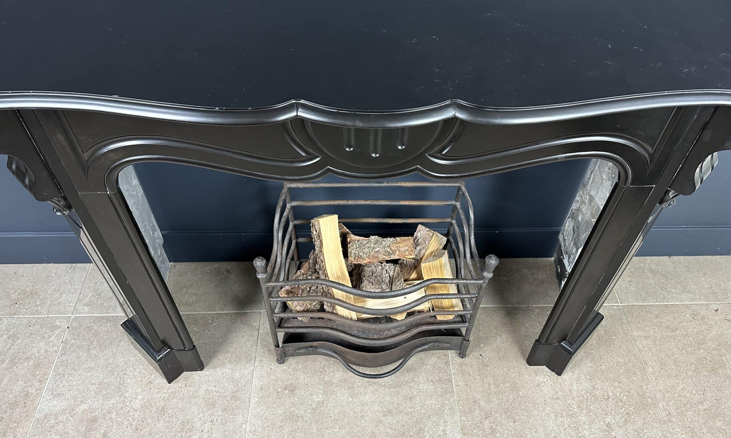 "Antieke 45-Graden Schouw met Prachtig Ornament: Een unieke en elegante toevoeging aan uw interieur, met 45-graden consoles en geschikt voor een houtkachel."
