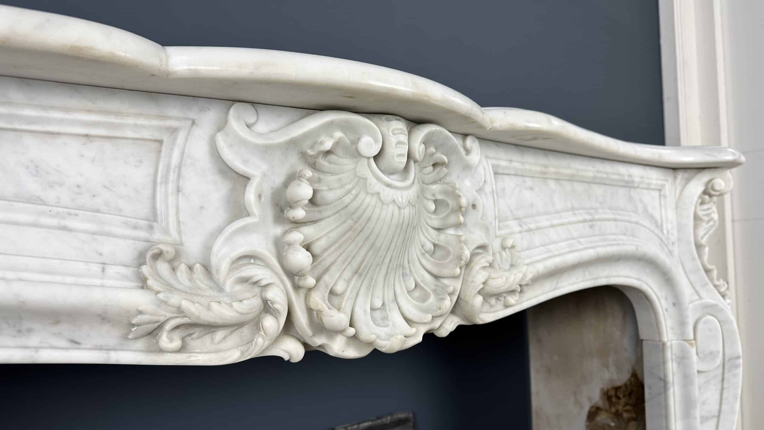 antieke schouw wit marmer mantel oude bouwmaterialen