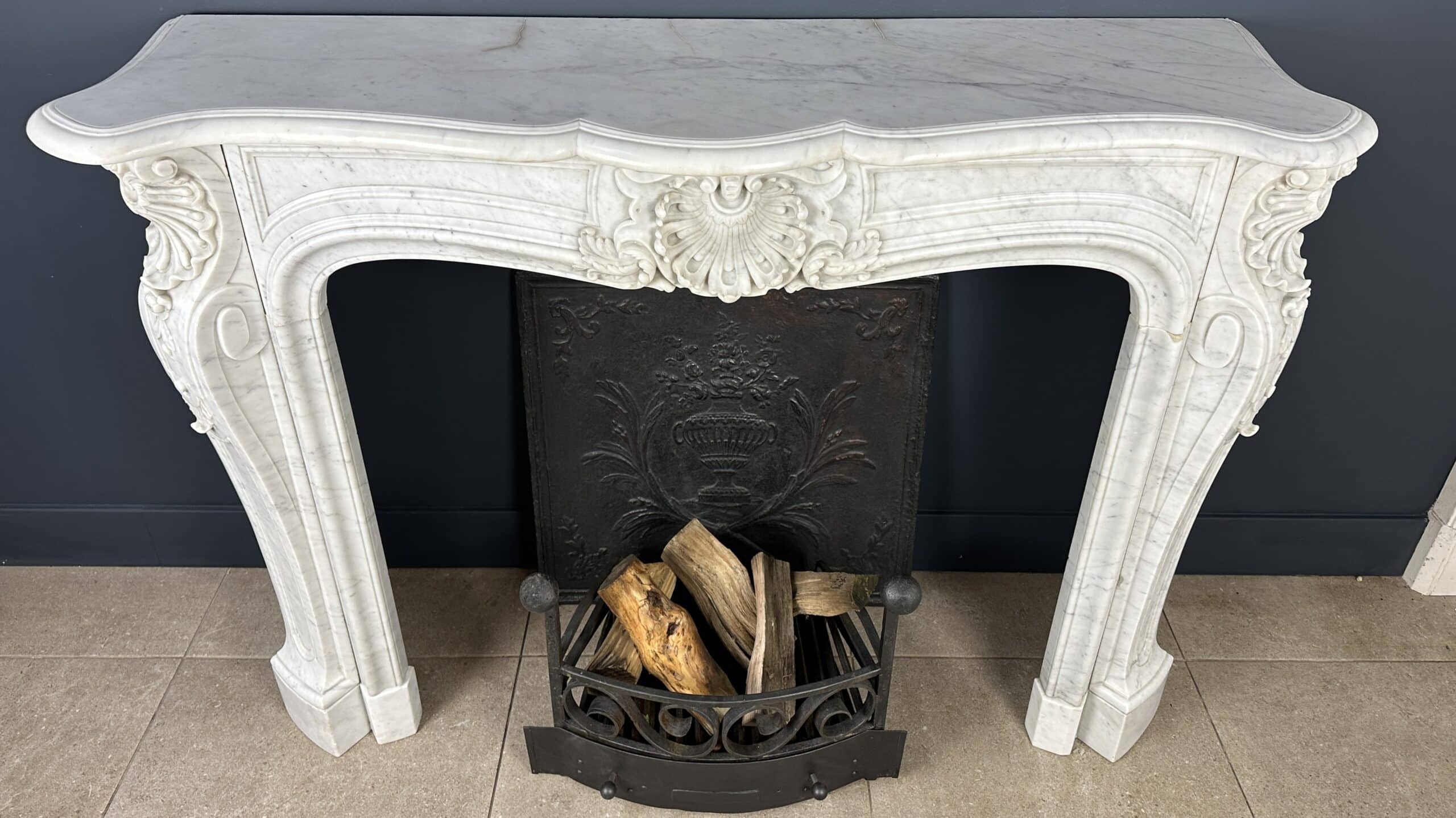 antieke schouw wit marmer mantel oude bouwmaterialen