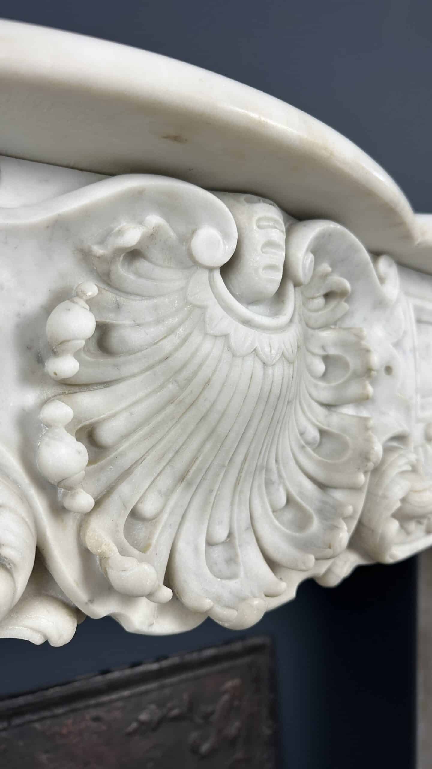 antieke schouw wit marmer mantel oude bouwmaterialen