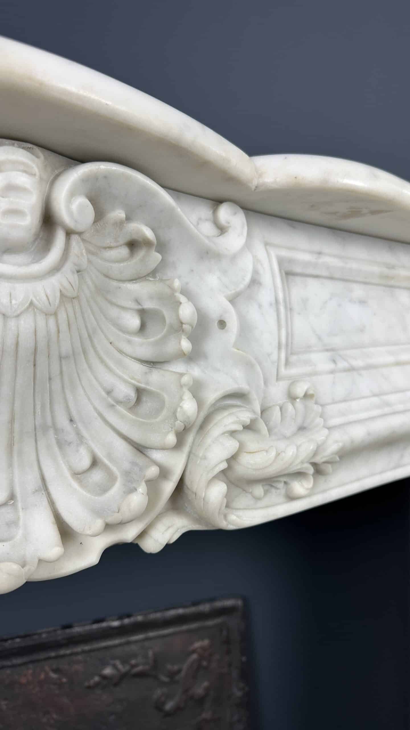 antieke schouw wit marmer mantel oude bouwmaterialen