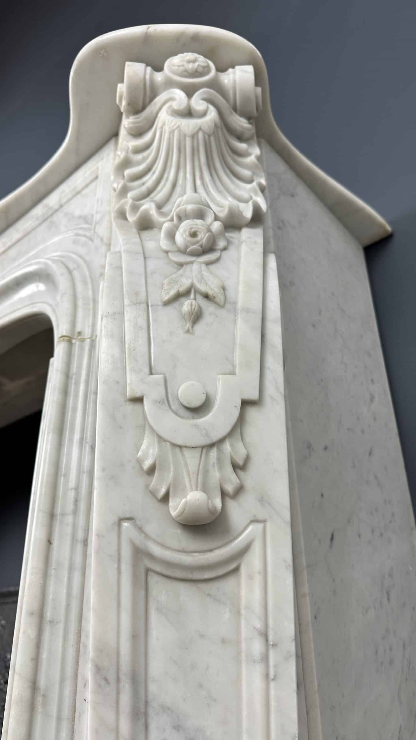 antieke schouw wit marmer mantel oude bouwmaterialen