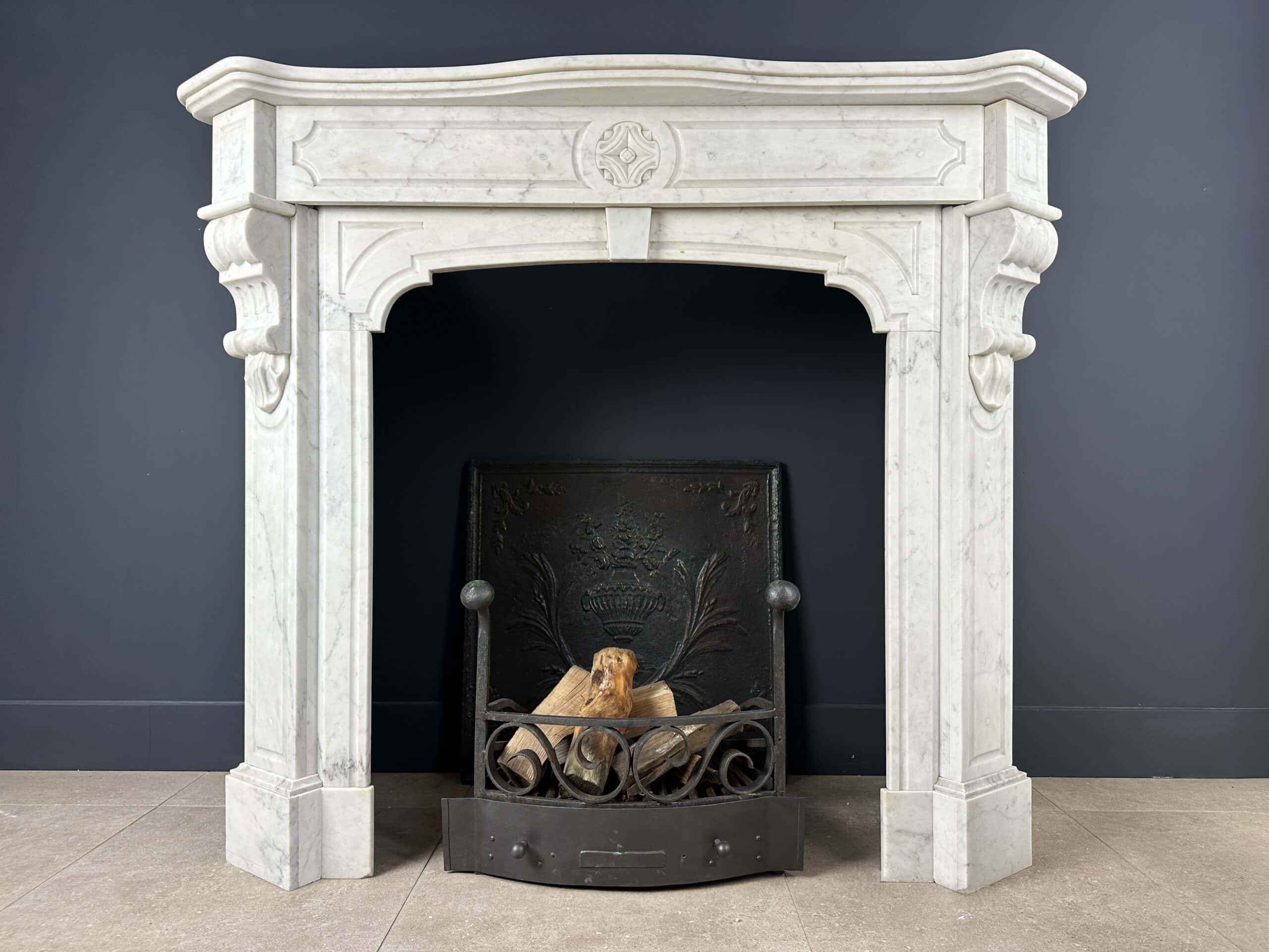 Antieke schouw wit marmer mantel oude bouwmaterialen