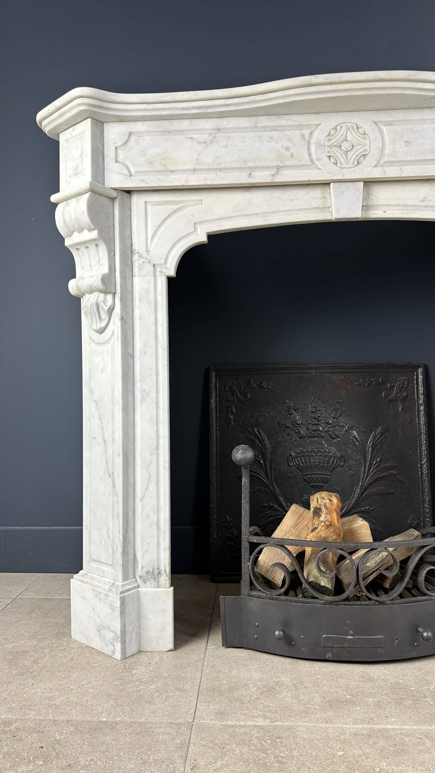 antieke schouw wit marmer mantel oude bouwmaterialen