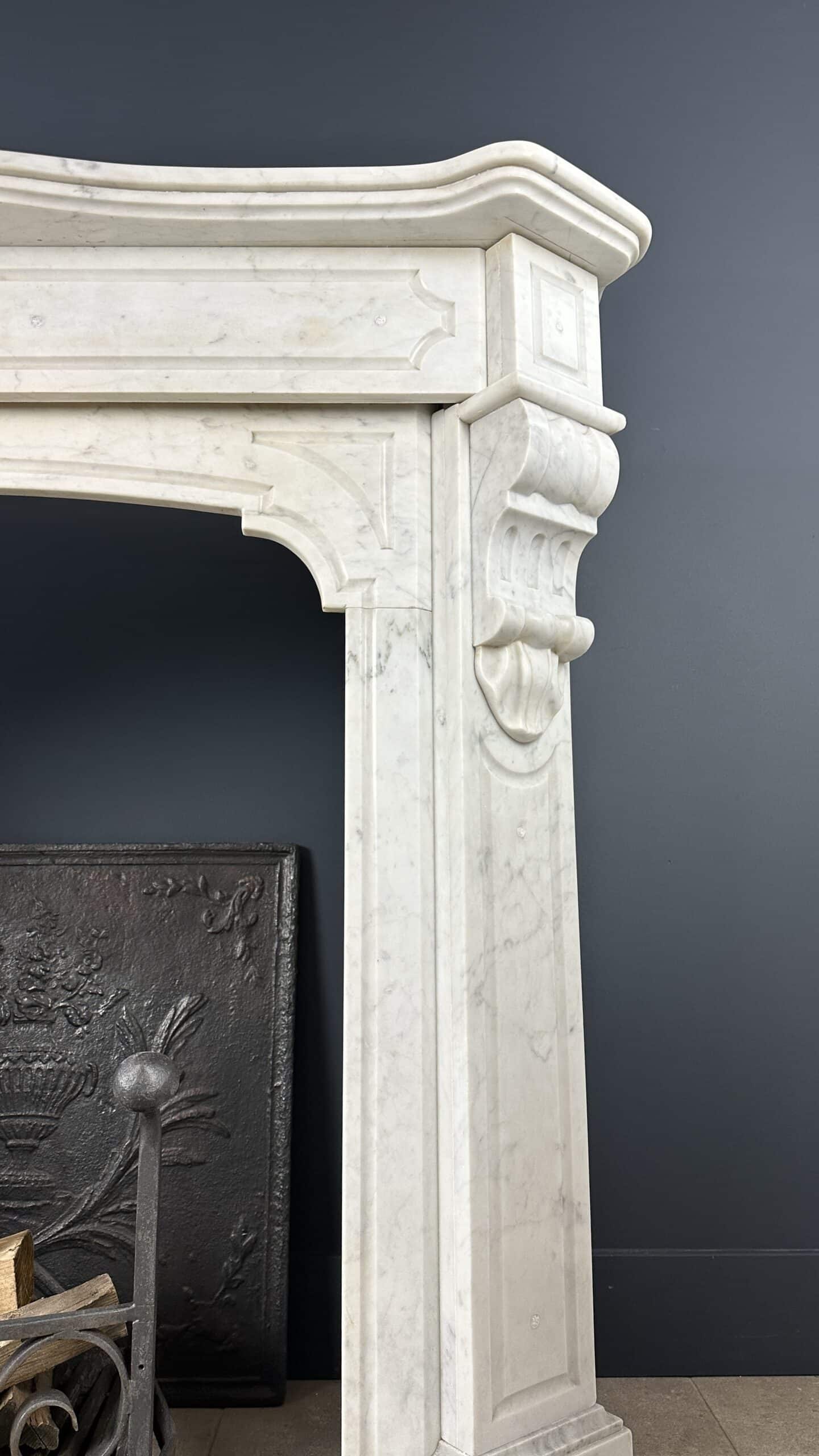antieke schouw wit marmer mantel oude bouwmaterialen