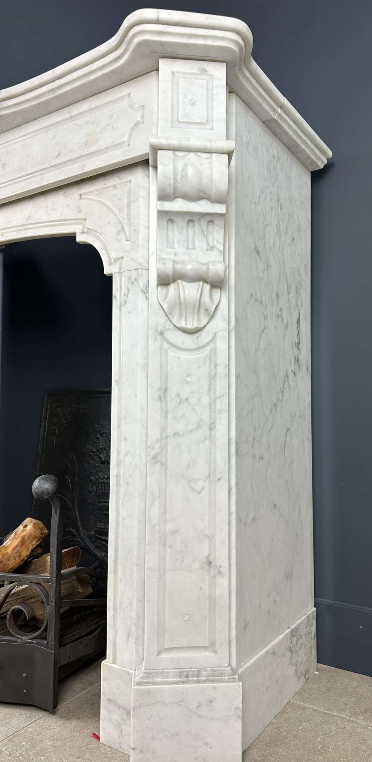 antieke schouw wit marmer mantel oude bouwmaterialen