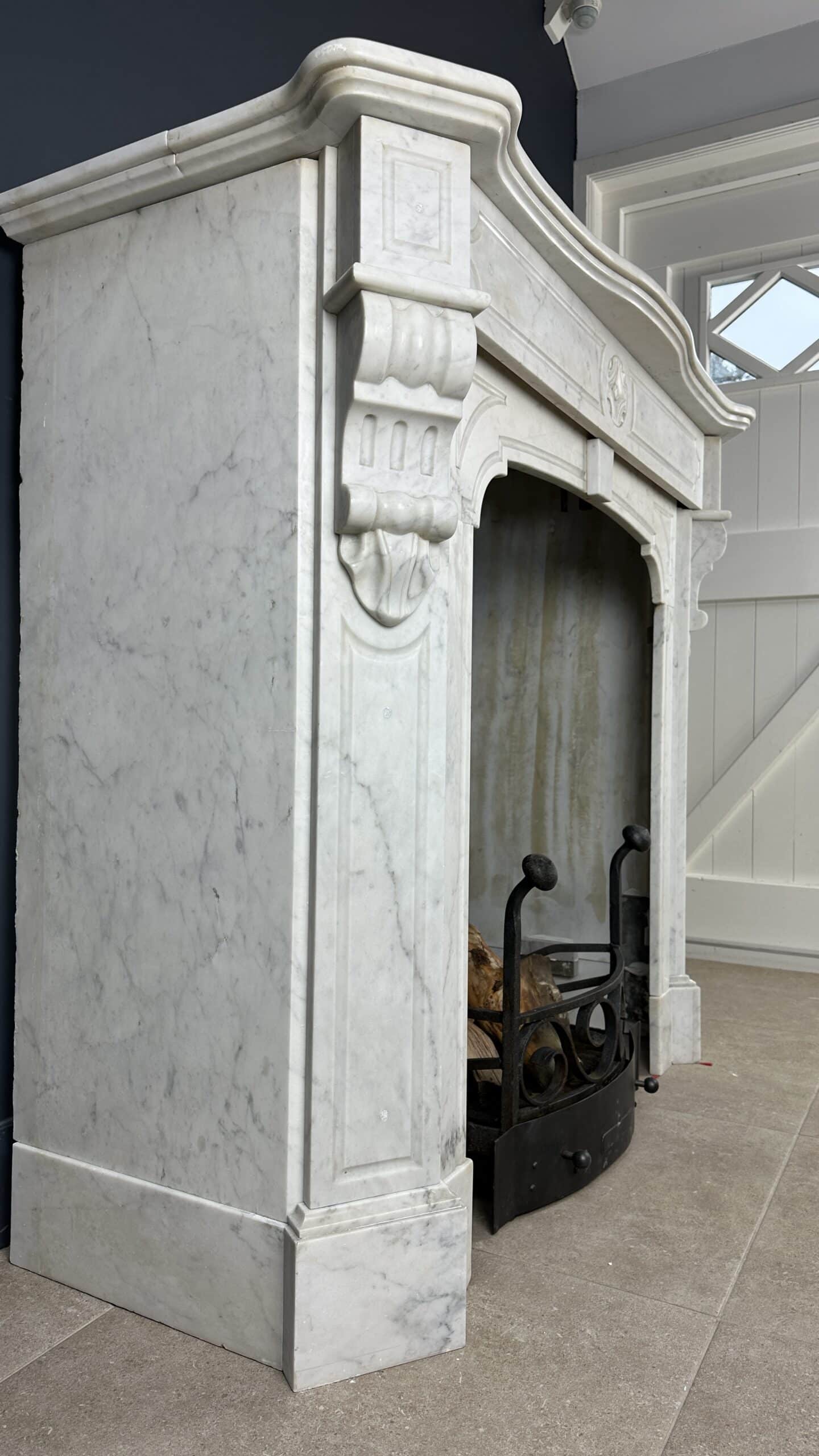 antieke schouw wit marmer mantel oude bouwmaterialen