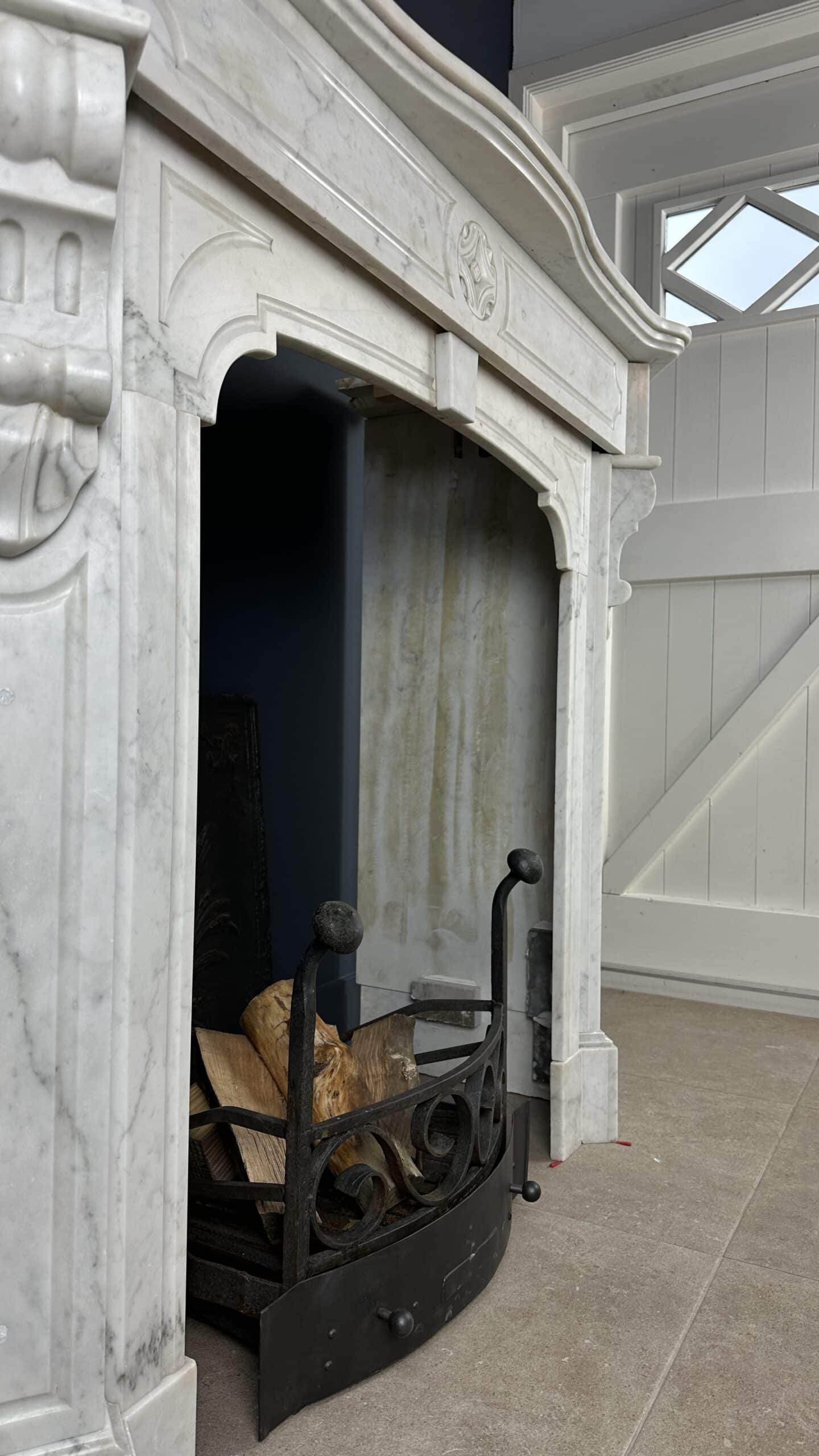 antieke schouw wit marmer mantel oude bouwmaterialen