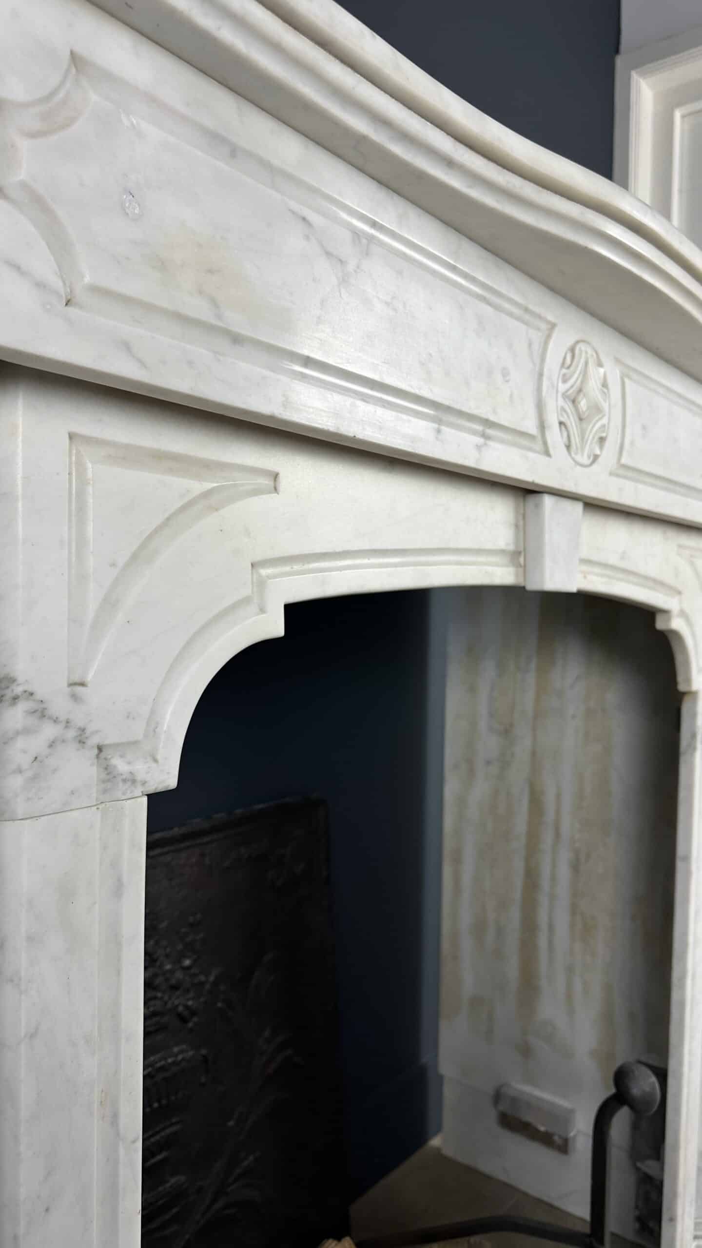 antieke schouw wit marmer mantel oude bouwmaterialen