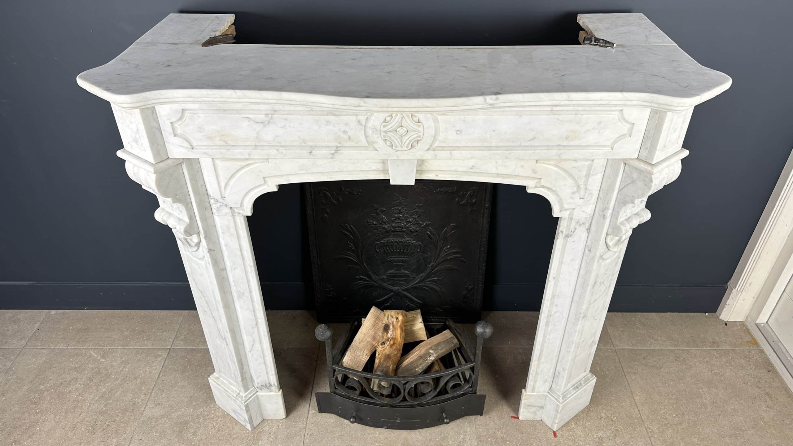 antieke schouw wit marmer mantel oude bouwmaterialen