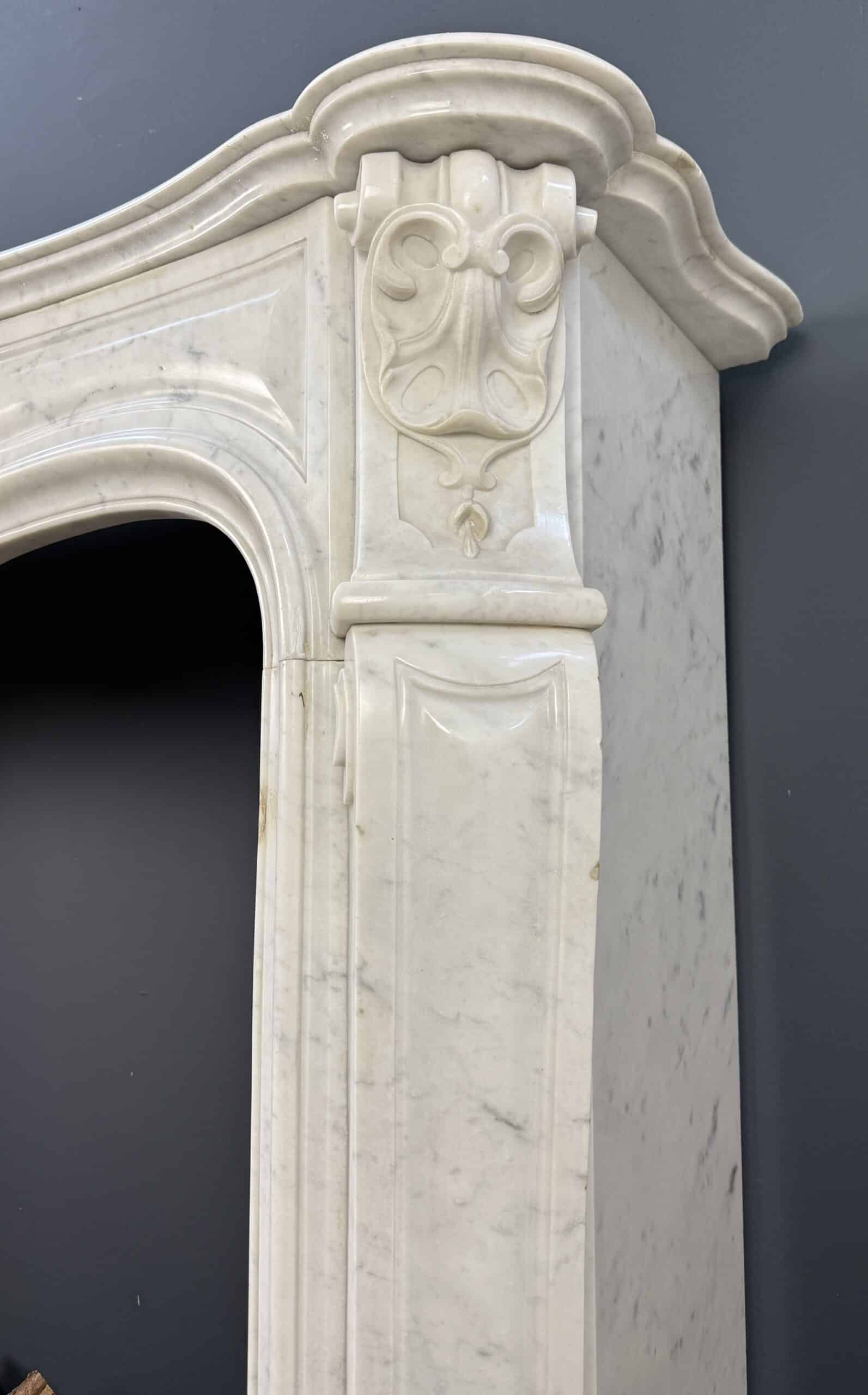 Antieke Franse Witte Marmeren Front Schouw