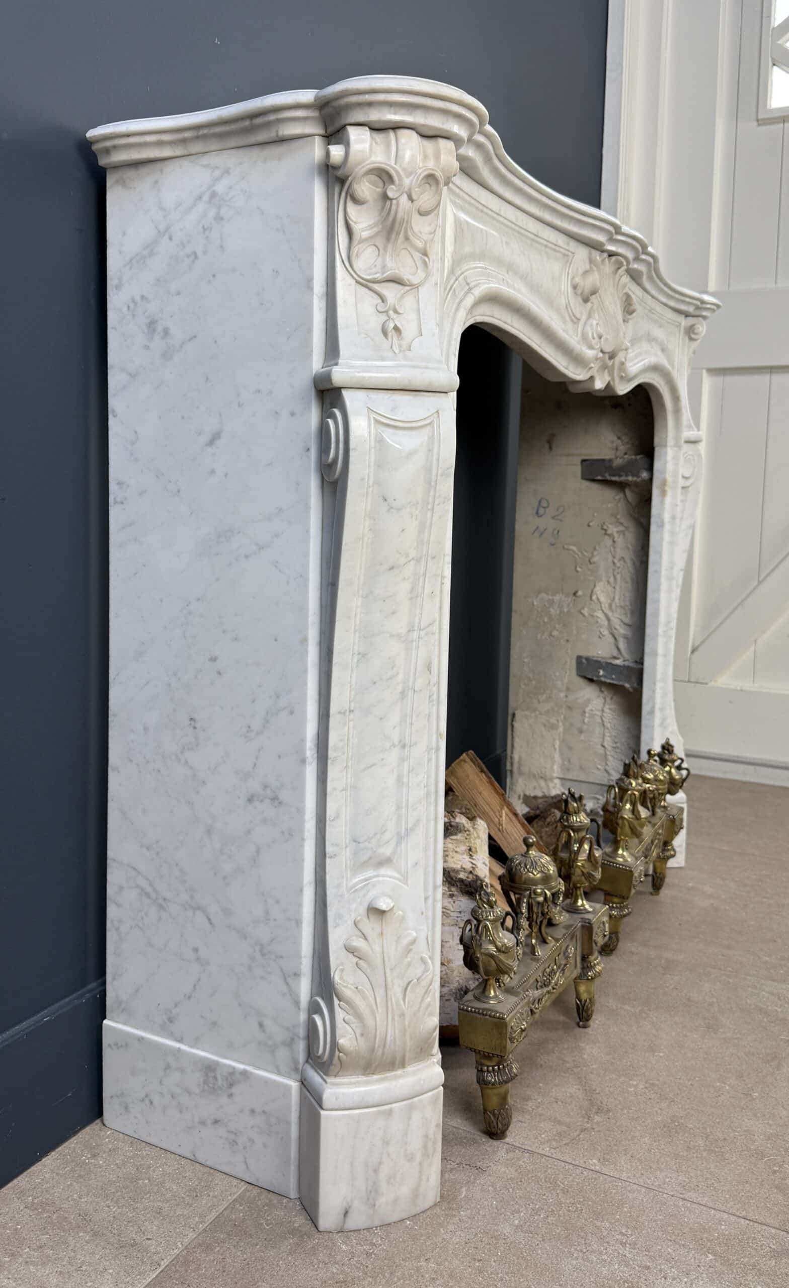 Antieke Franse Witte Marmeren Front Schouw
