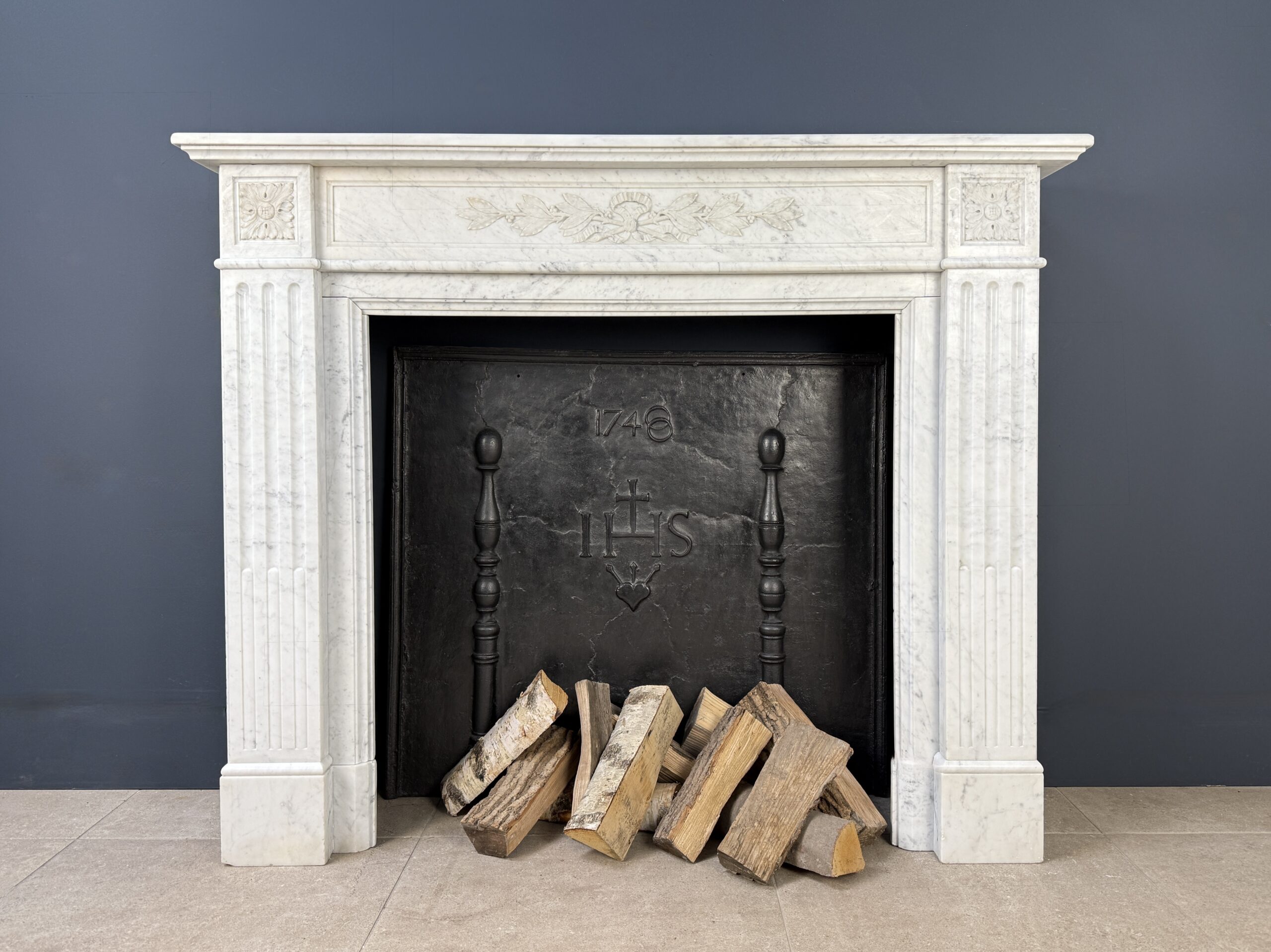Witte Antieke Frontschouw in Carrara Marmer