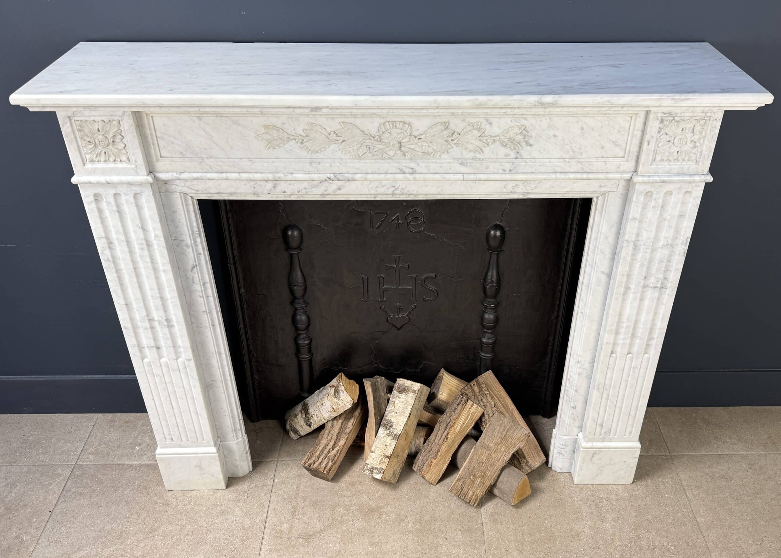 Witte Antieke Frontschouw in Carrara Marmer