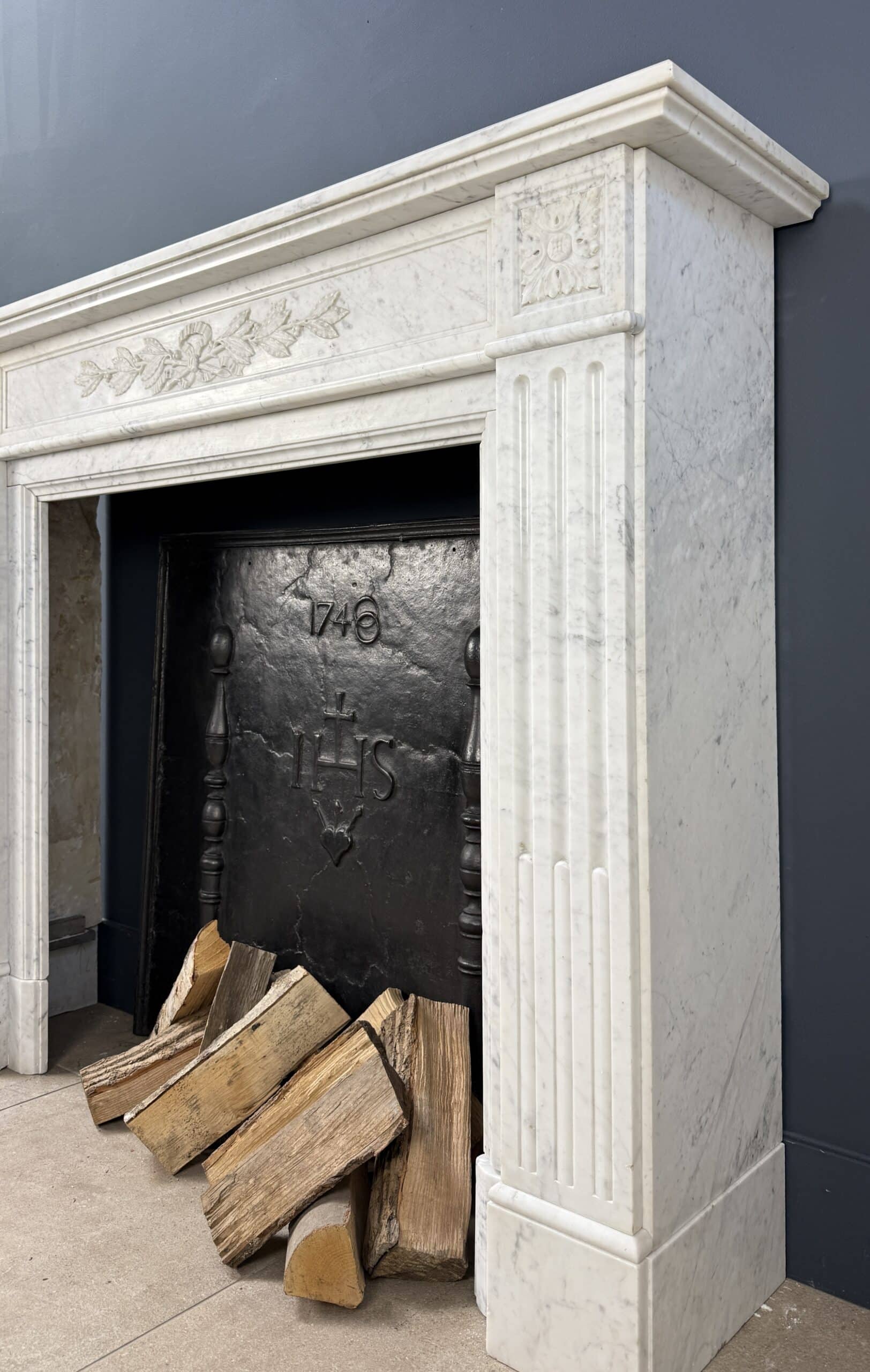 Witte Antieke Frontschouw in Carrara Marmer
