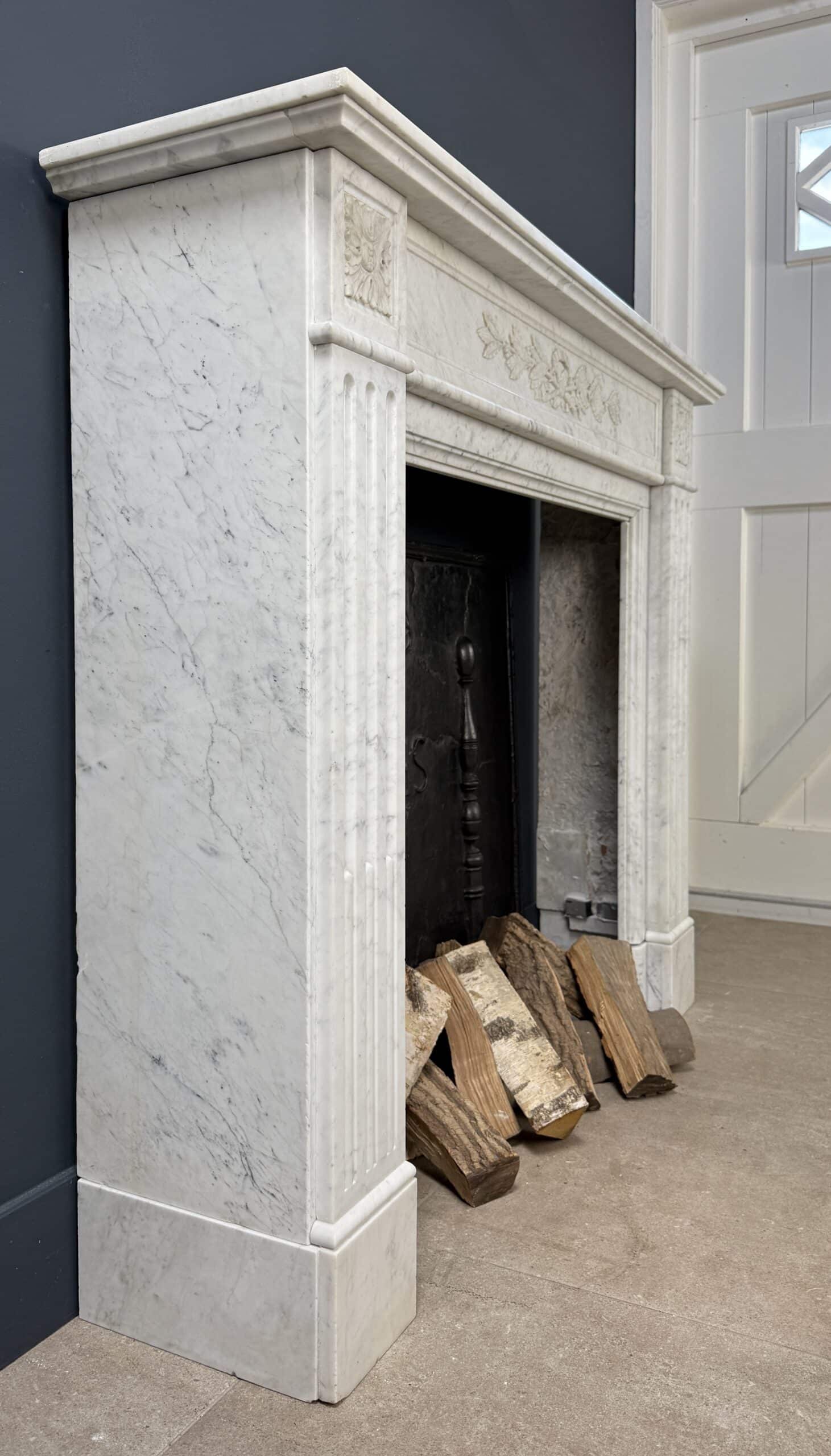 Witte Antieke Frontschouw in Carrara Marmer