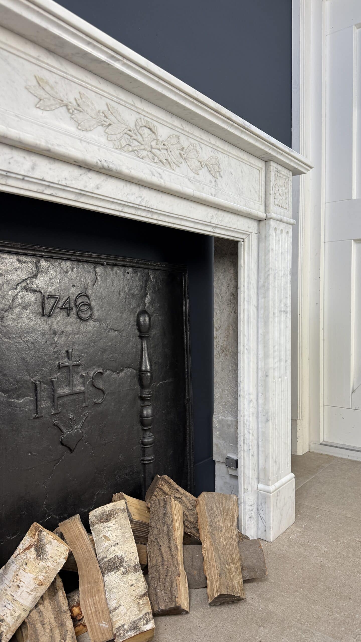 Witte Antieke Frontschouw in Carrara Marmer