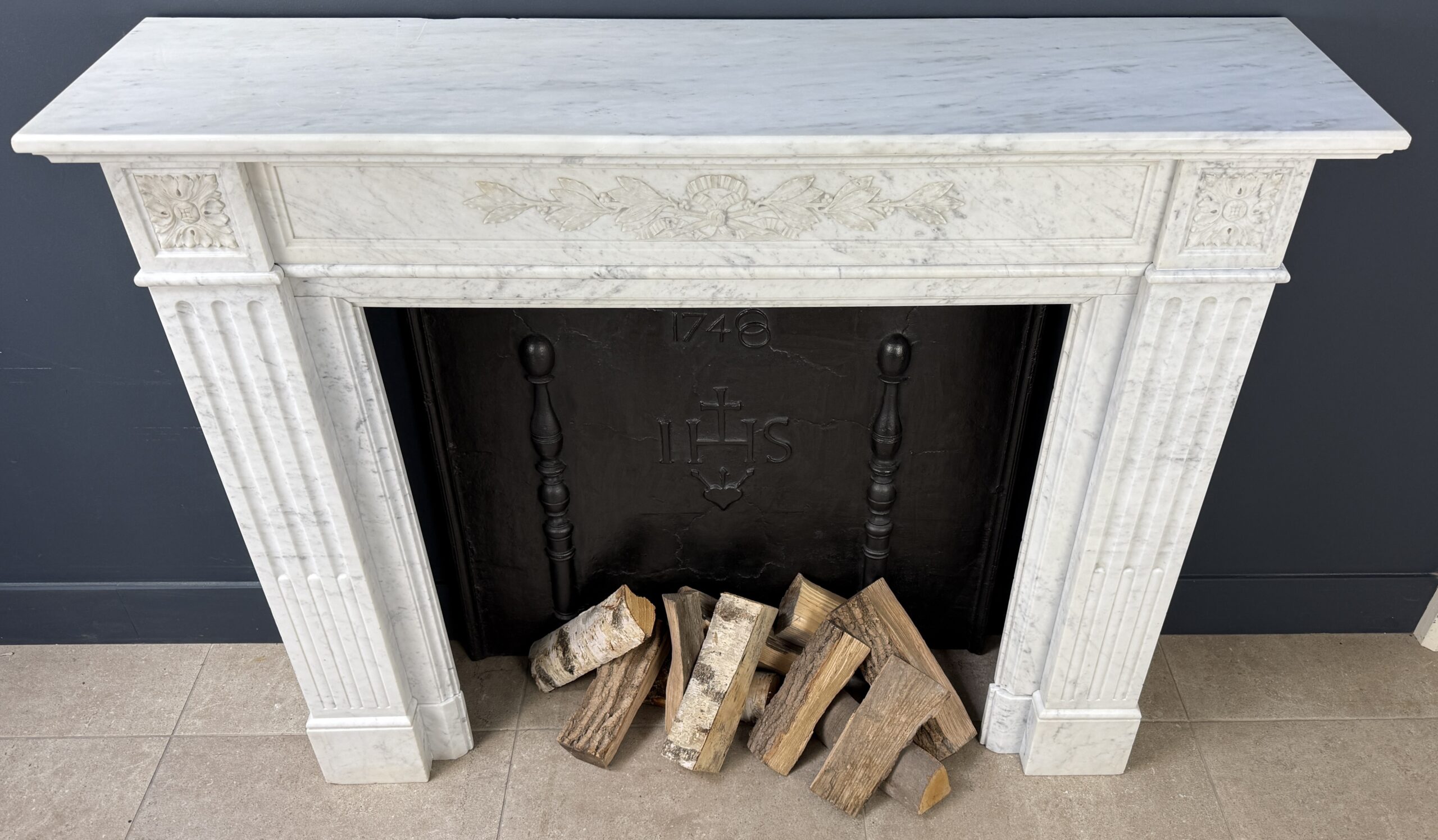 Witte Antieke Frontschouw in Carrara Marmer