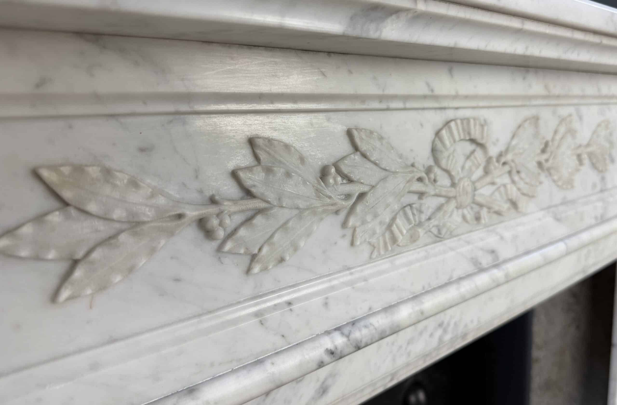 Witte Antieke Frontschouw in Carrara Marmer