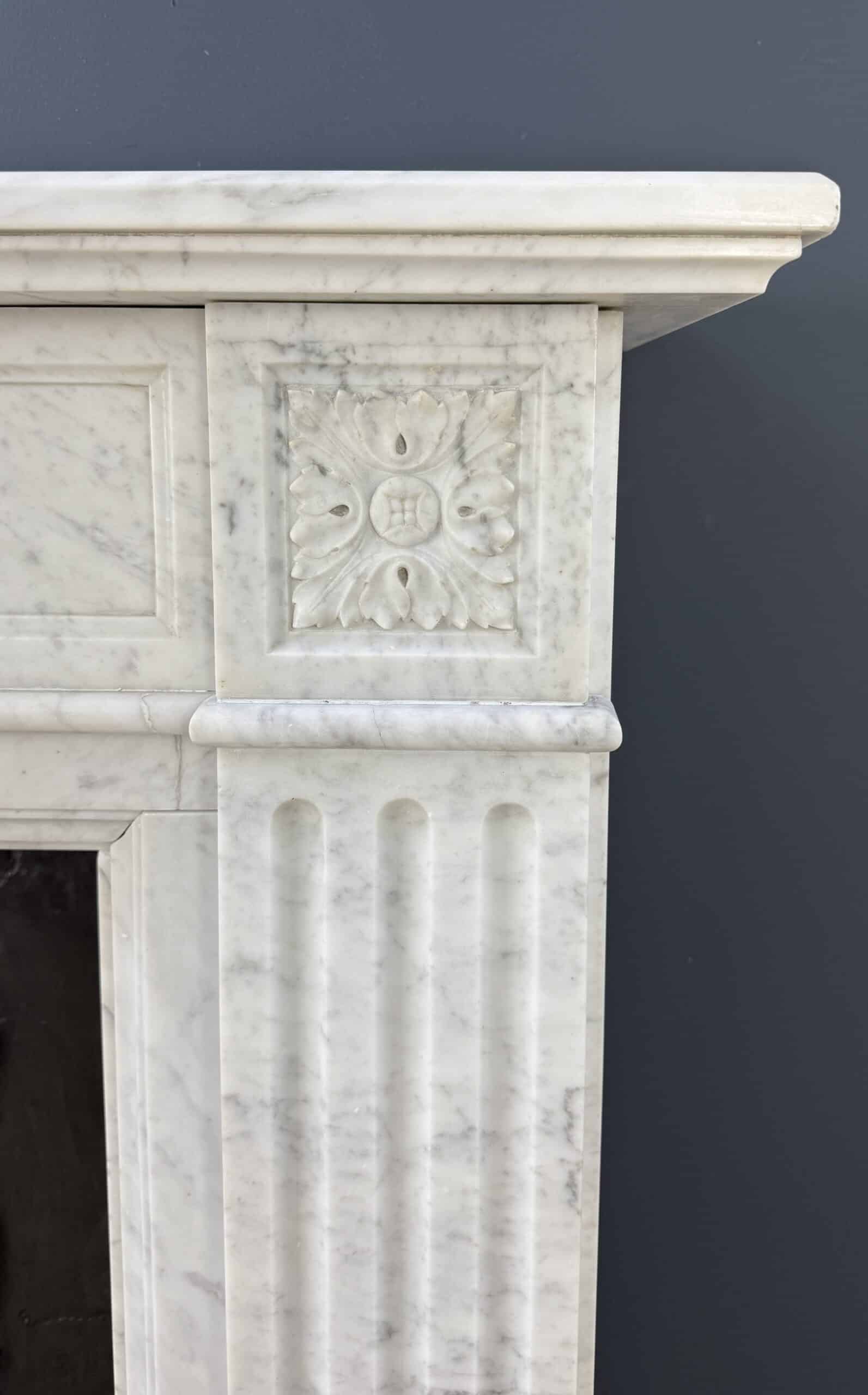 Witte Antieke Frontschouw in Carrara Marmer