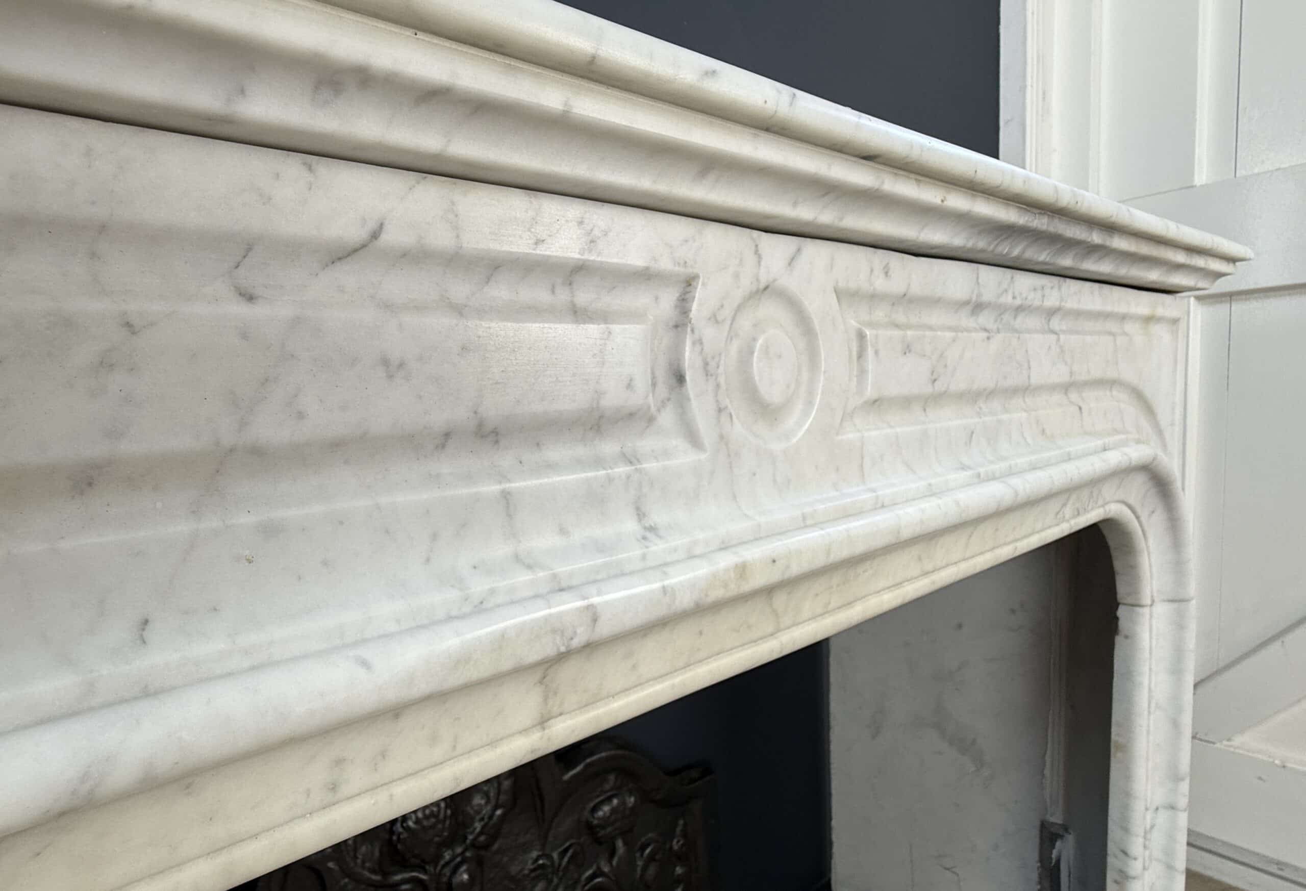 Antieke Witte Frontschouw met Rond Kader