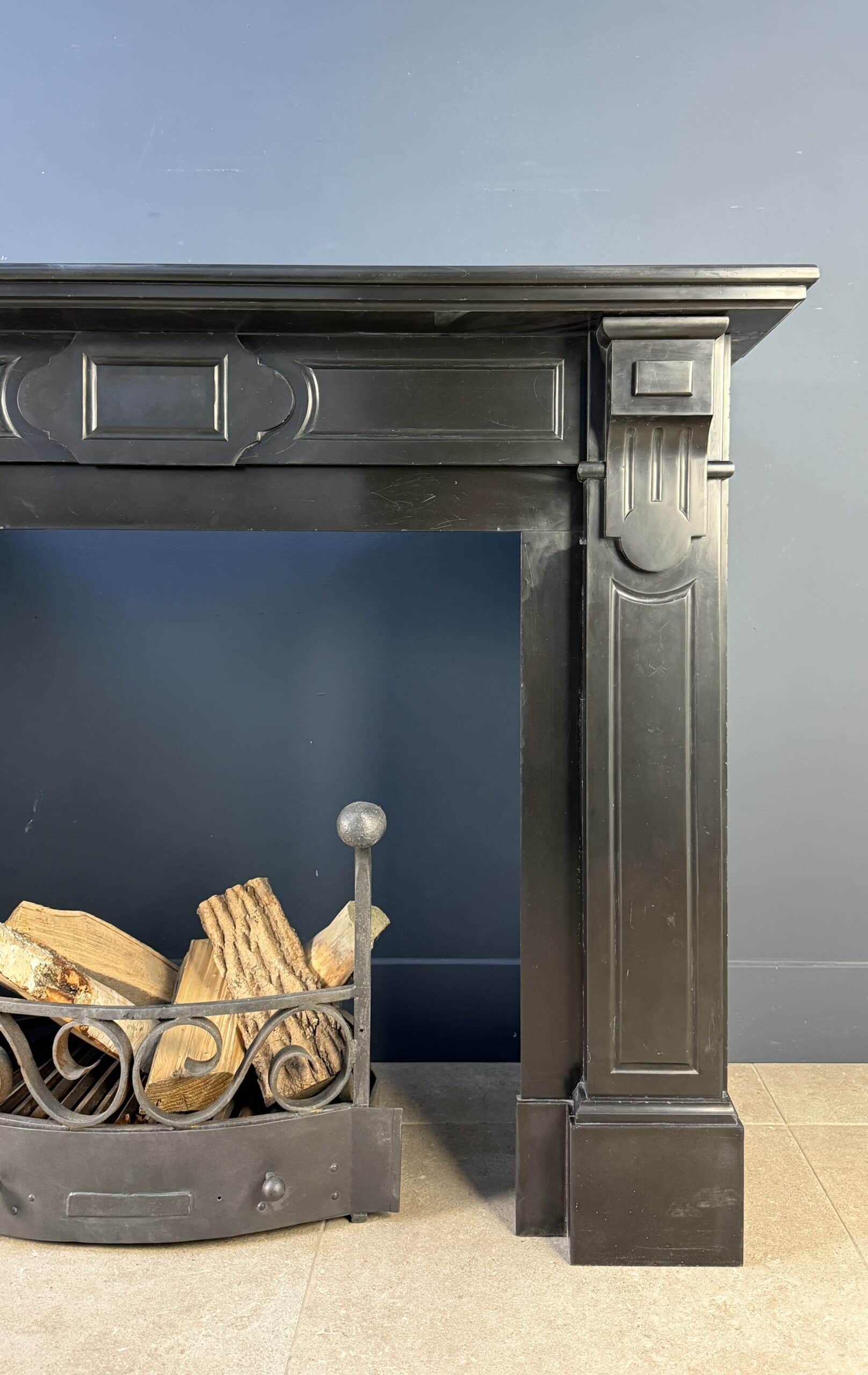 Set van twee zwarte marmeren omloop schouwen mantel