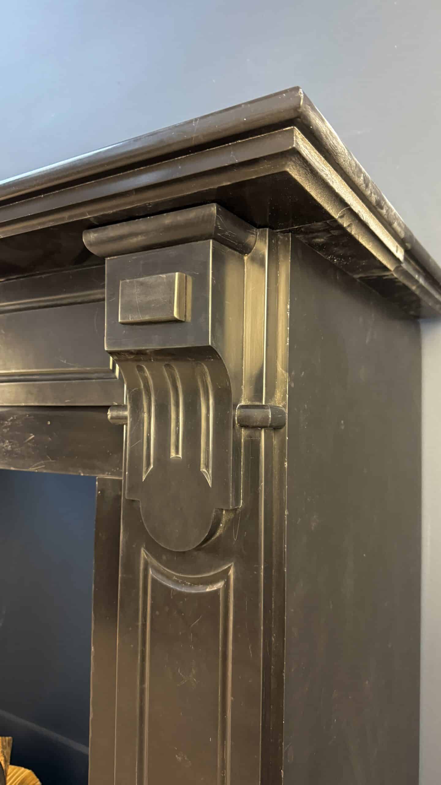 Set van twee zwarte marmeren omloop schouwen mantel