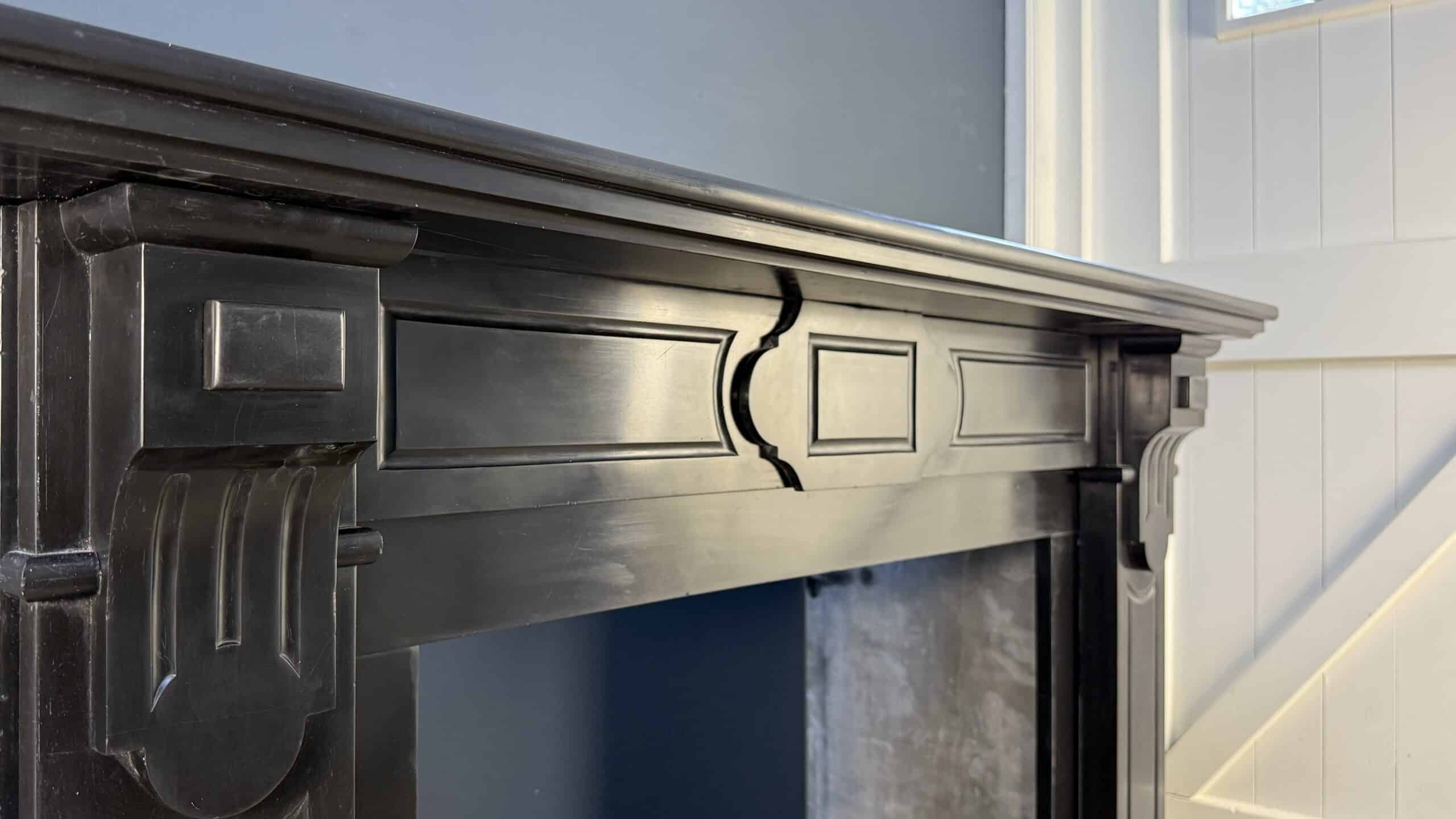 Set van twee zwarte marmeren omloop schouwen mantel