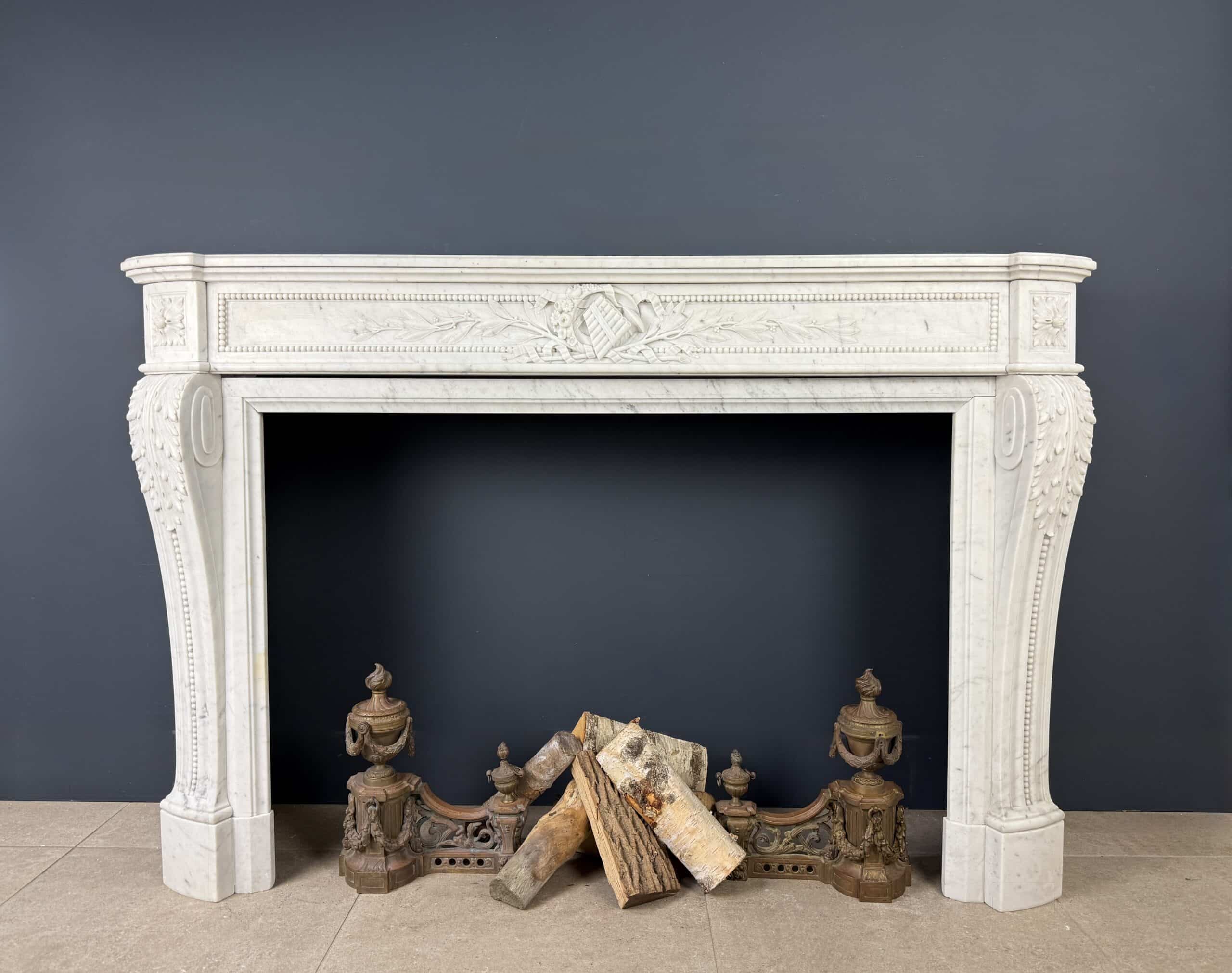 Luxe Franse Louis XVI Front Schouw in Carrara Marmer met Rijk Ornament