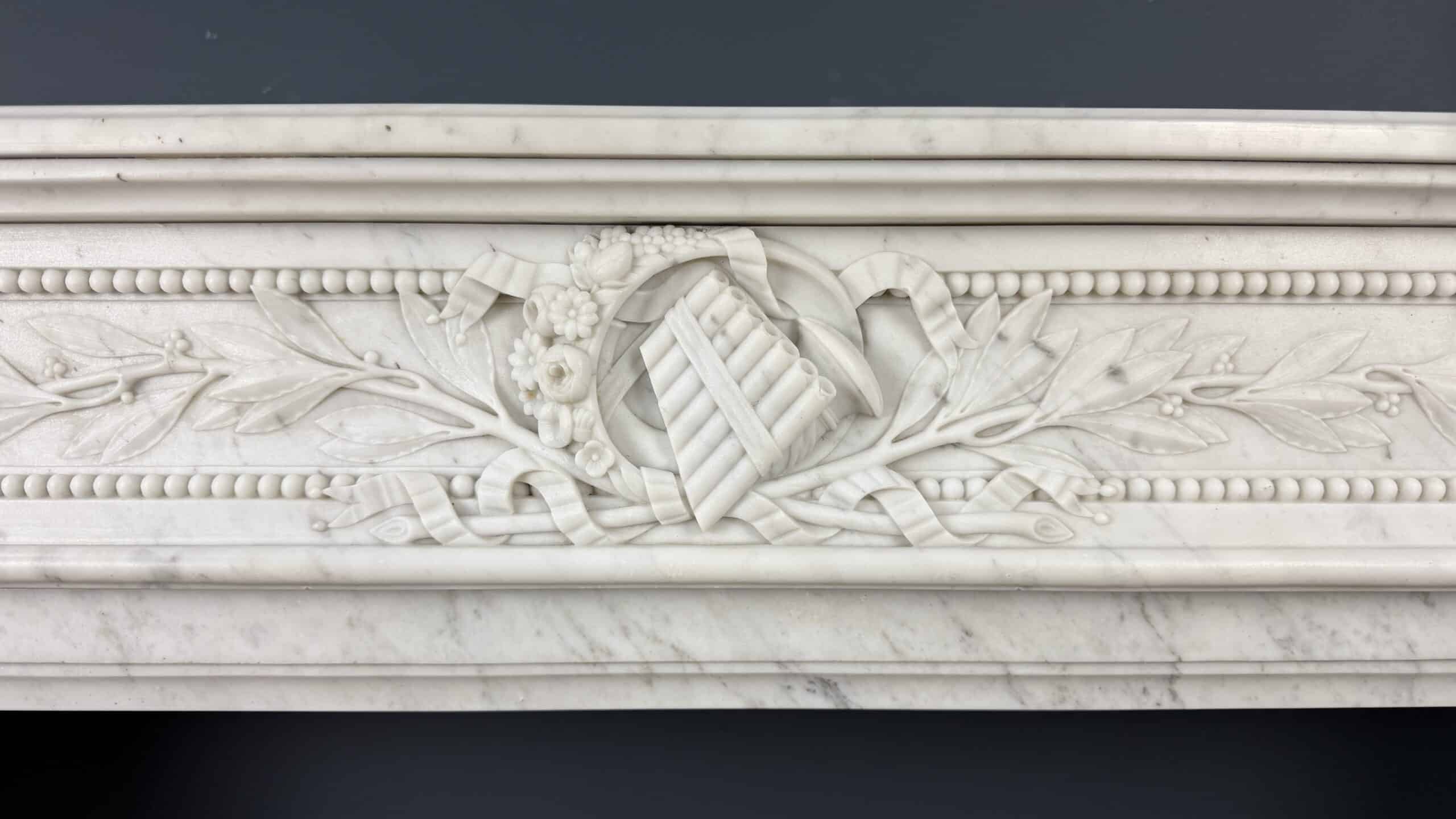 Luxe Franse Louis XVI Front Schouw in Carrara Marmer met Rijk Ornament
