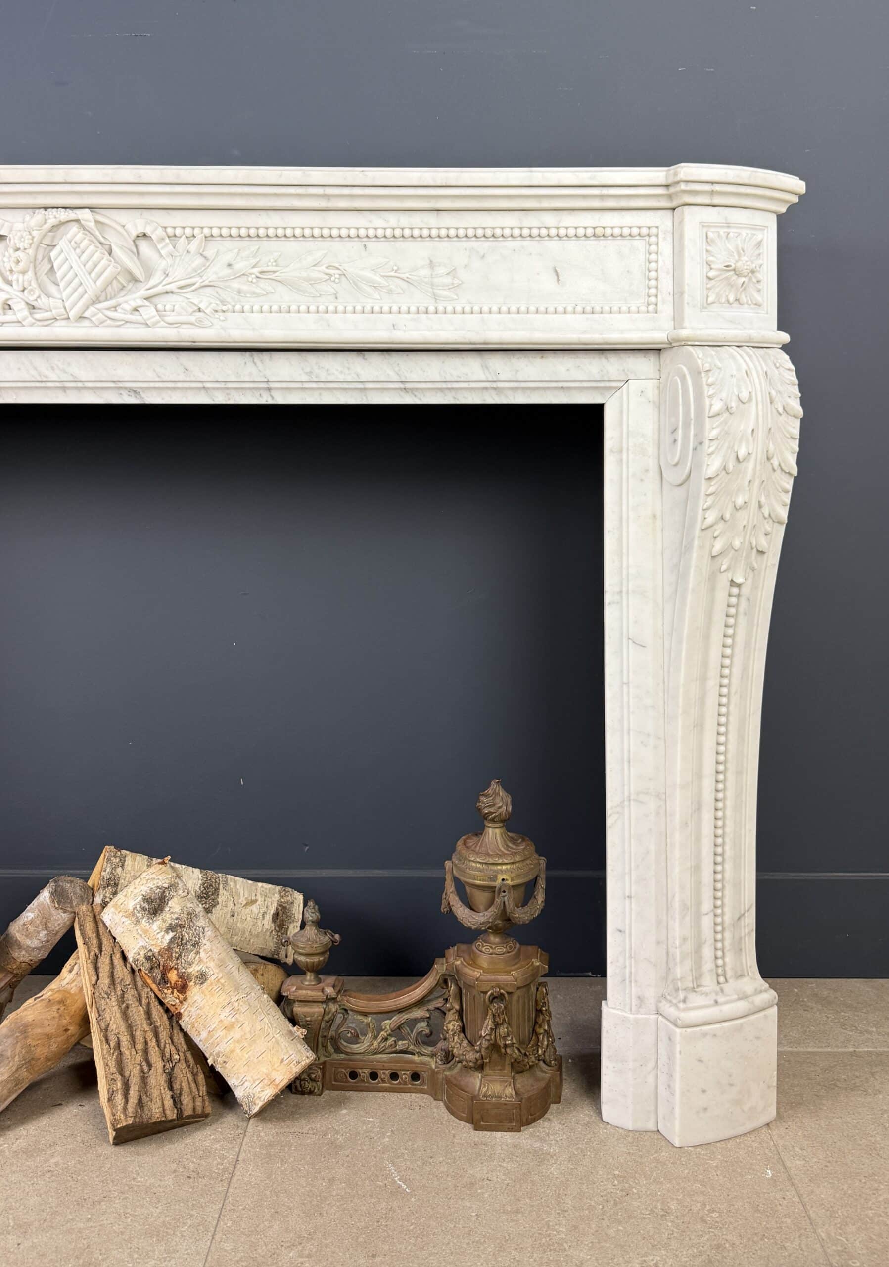 Luxe Franse Louis XVI Front Schouw in Carrara Marmer met Rijk Ornament