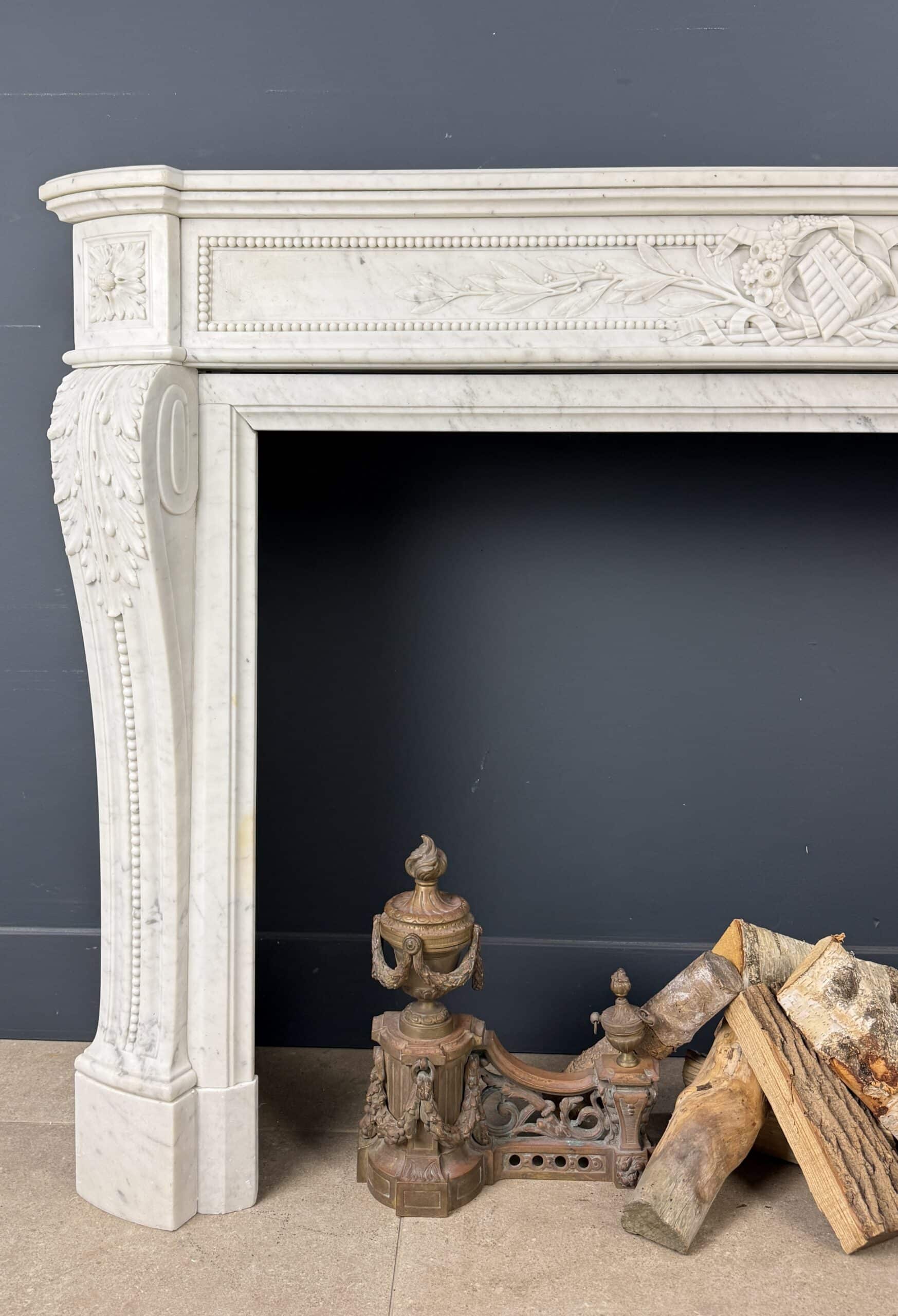 Luxe Franse Louis XVI Front Schouw in Carrara Marmer met Rijk Ornament